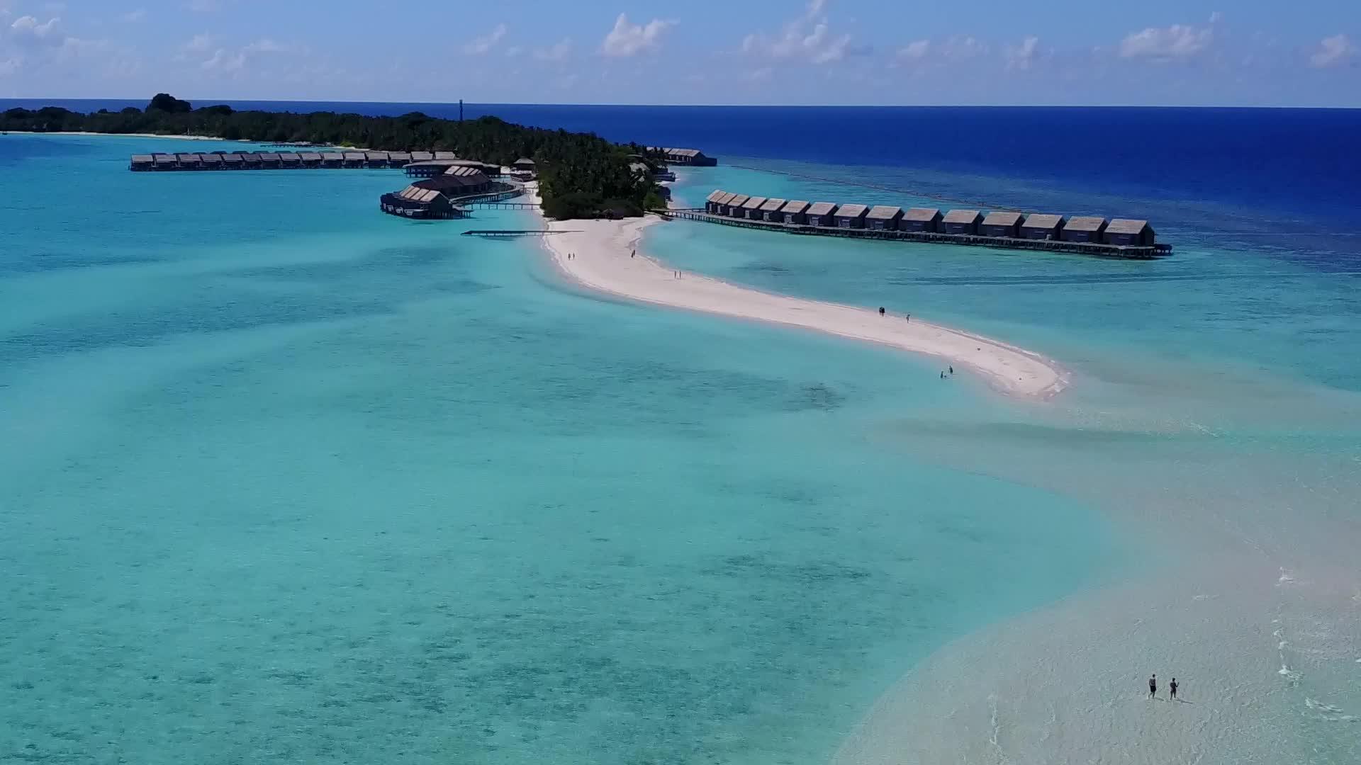 空中无人驾驶飞机在海上和浅沙背景下完美的海湾海滩度假视频的预览图