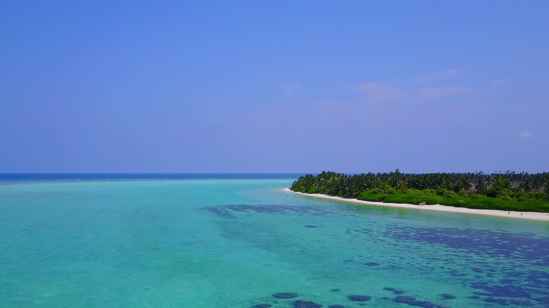 美丽岛屿海滩冒险空中无人驾驶飞机景观蓝绿色海洋视频的预览图