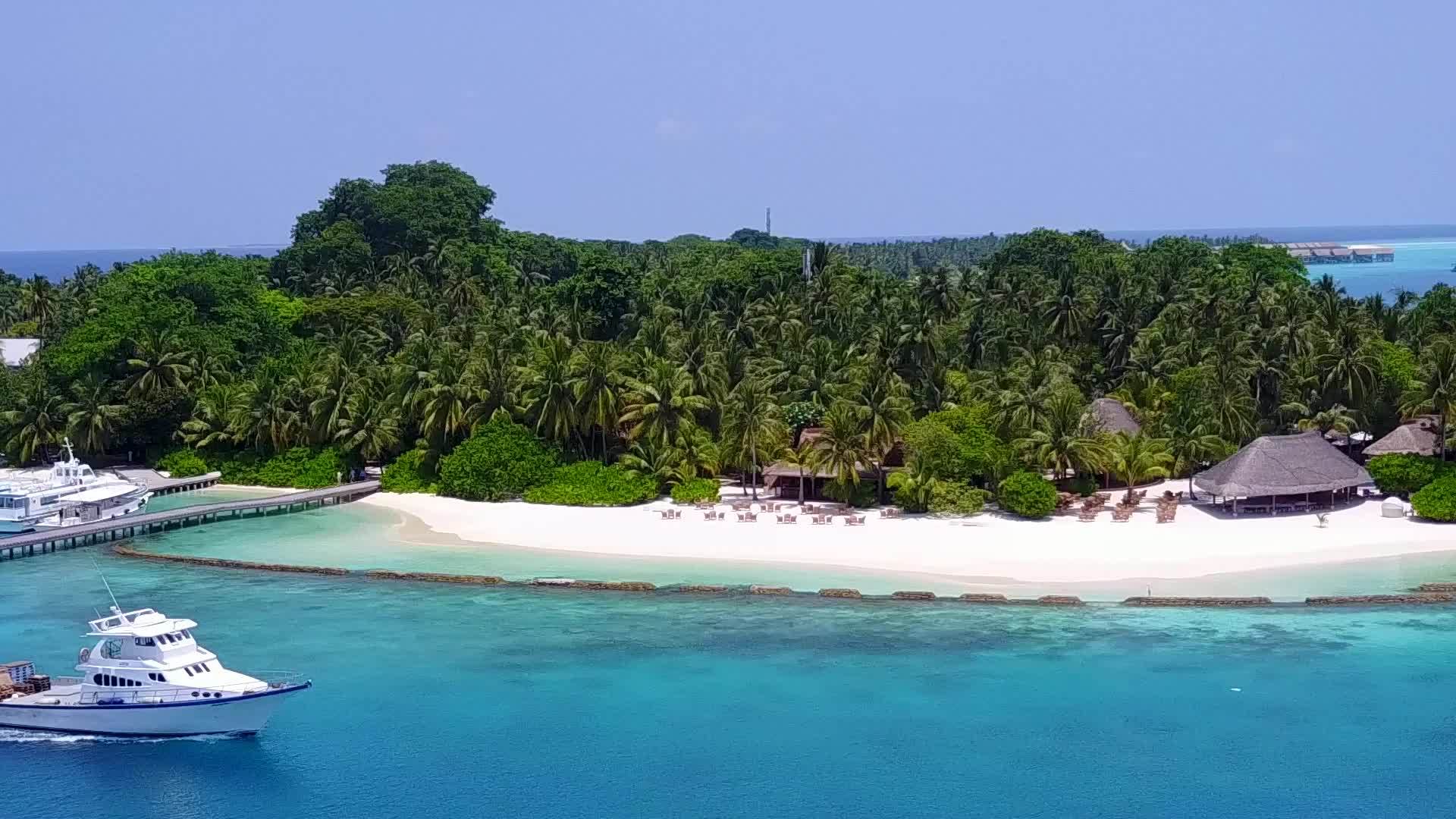 美丽的海岸海滩风景有着透明的白色沙滩背景视频的预览图