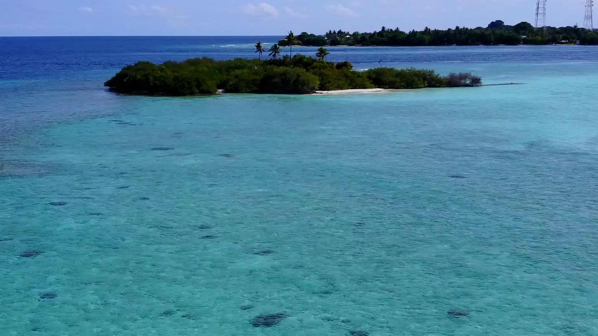 白沙底绿石水在豪华海岸海滩度假日无人飞行视频的预览图