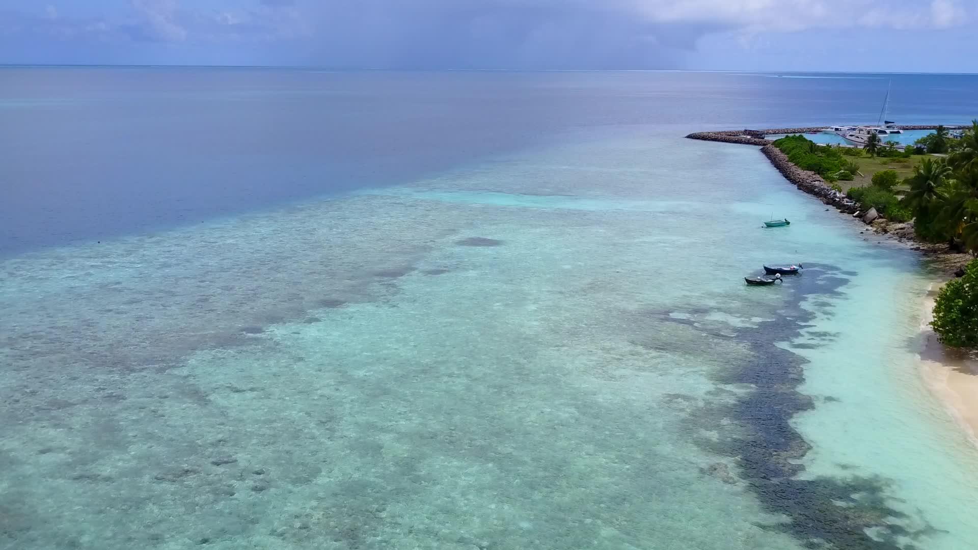 白沙背景水蓝海天堂旅游海滩航行无人机景观旅游视频的预览图
