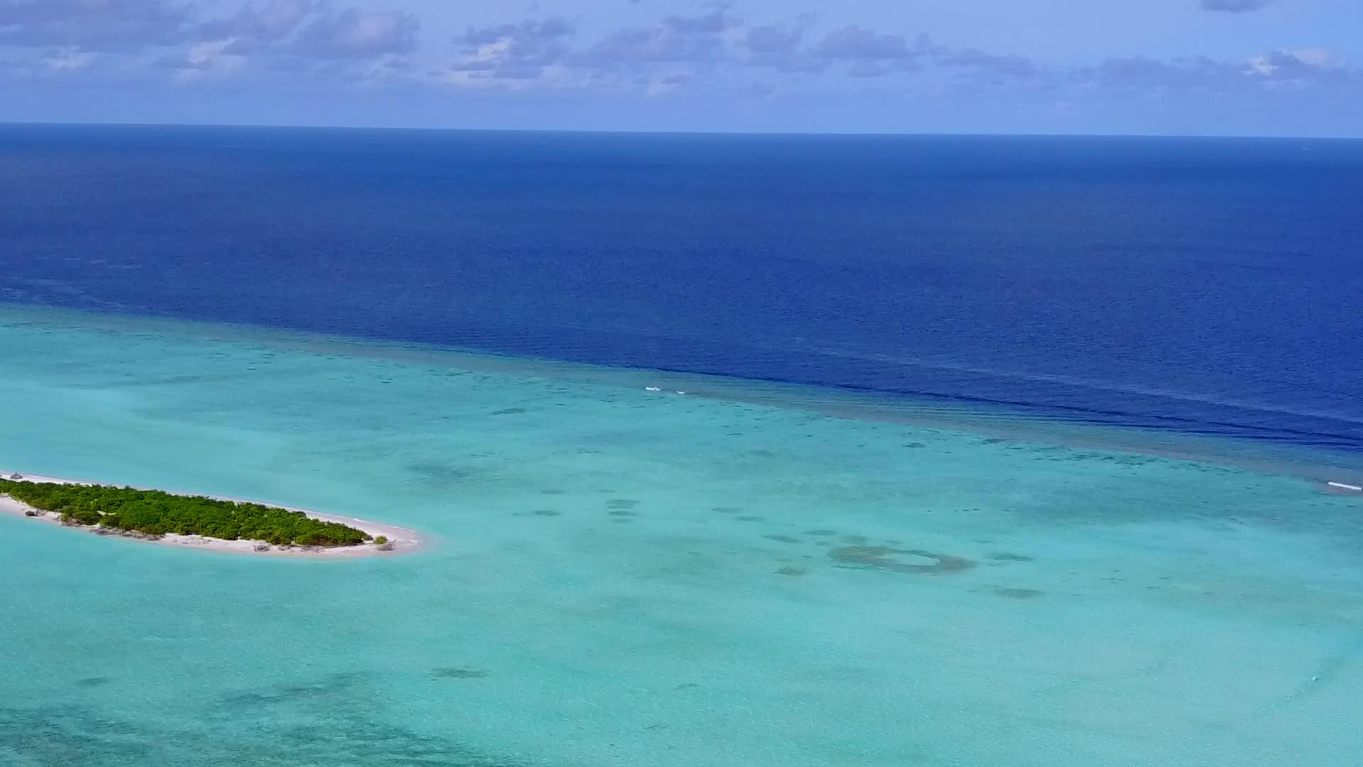 白沙背景蓝海海岸海滩度假无人机空中风景视频的预览图