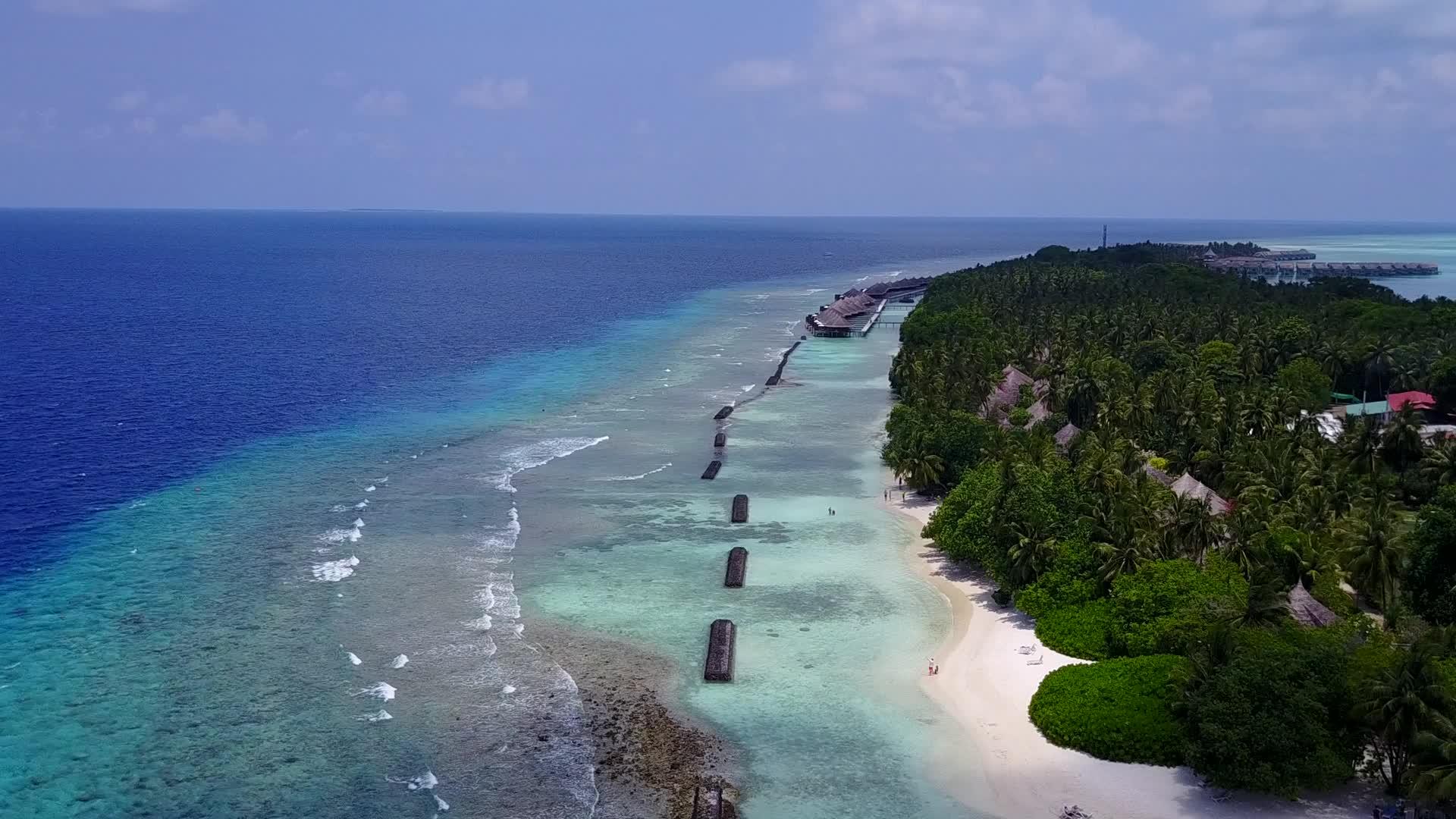 蓝海以白沙为背景在海岸海滩上冒险视频的预览图