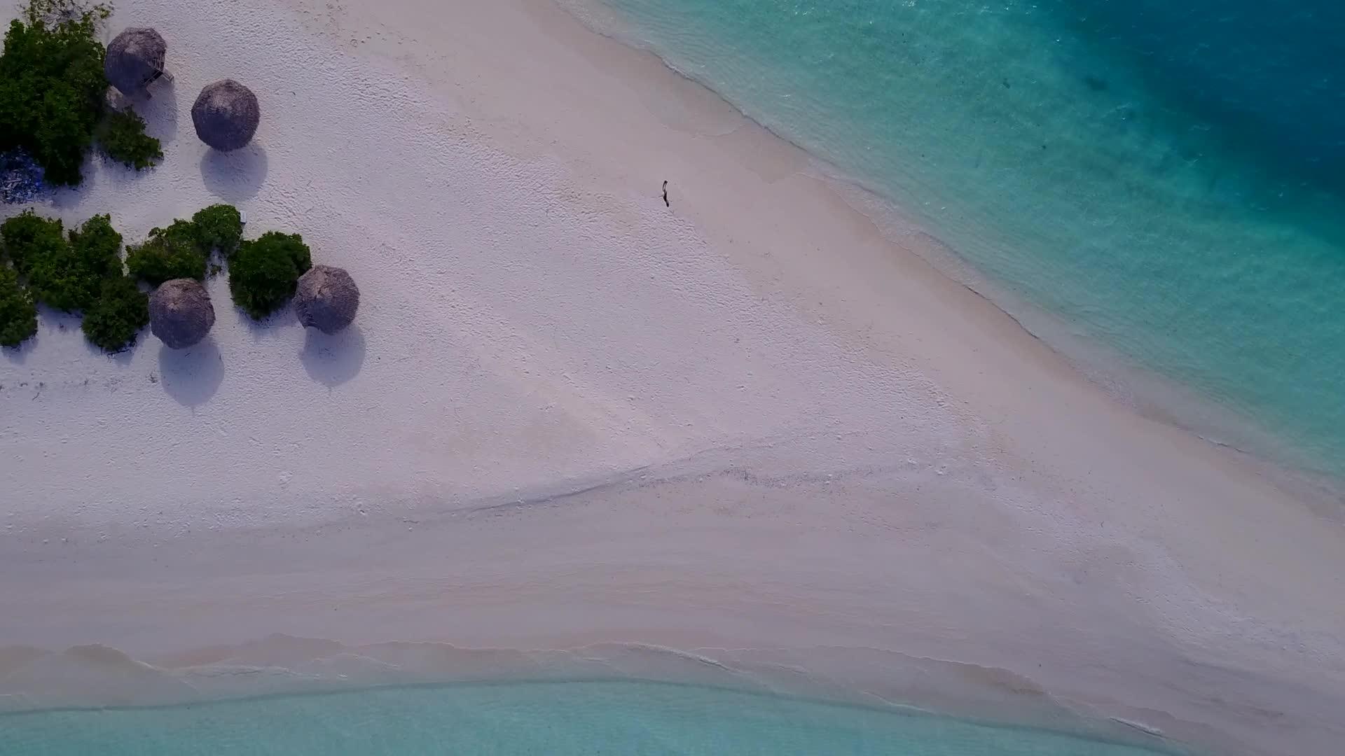热带湾海滩断裂区图案以蓝海和白沙为背景视频的预览图