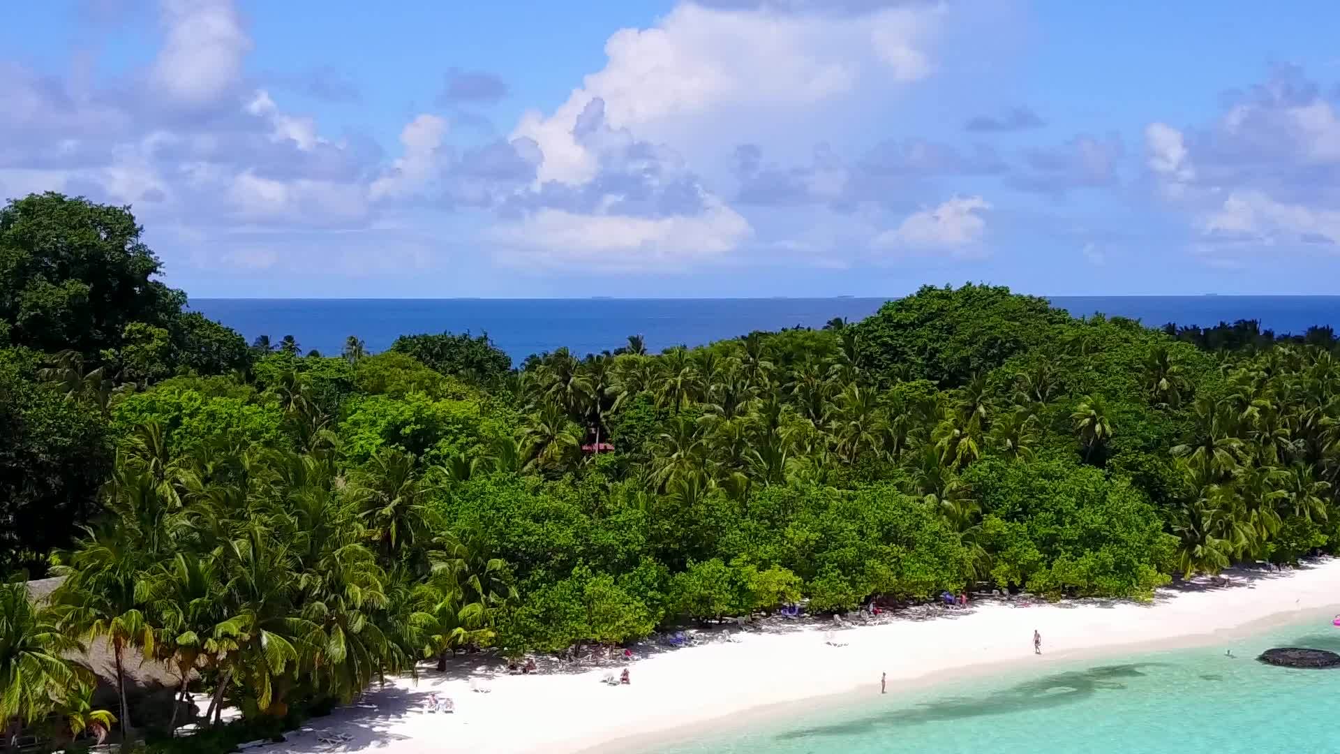 以蓝水和白沙为背景的美丽度假胜地海滩旅游视频的预览图