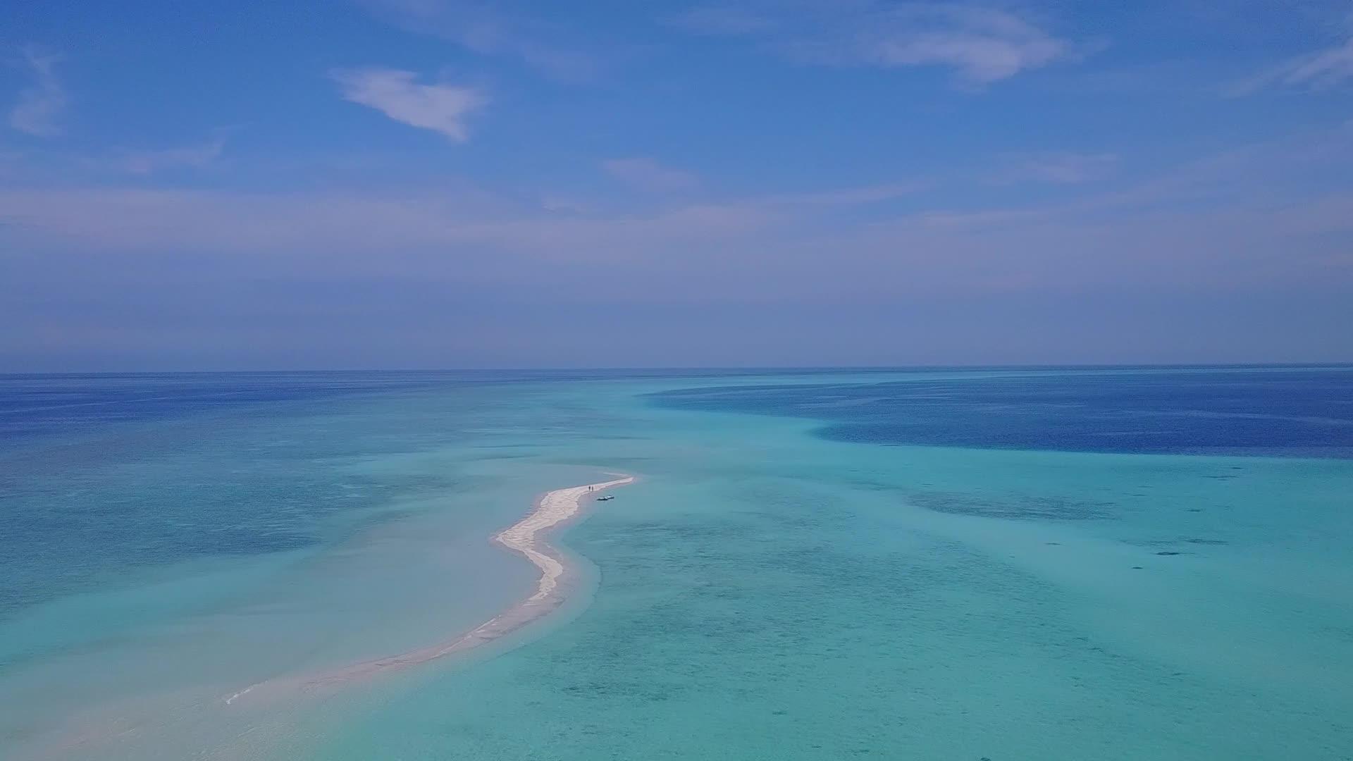 奇异度假胜地海滩度假海景以蓝绿水和白沙为背景视频的预览图