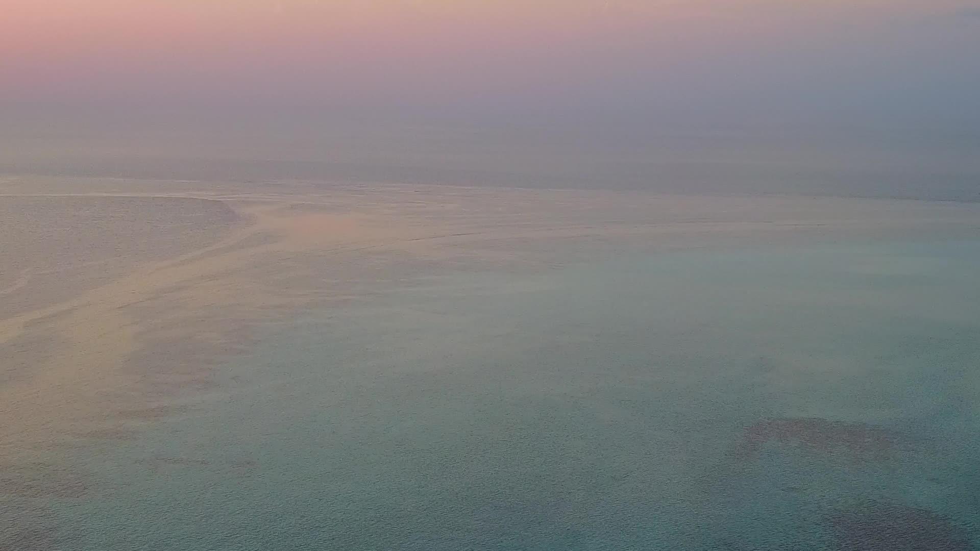 异国情调的海滨海滩假日抽象伴随着白沙背景的清海视频的预览图