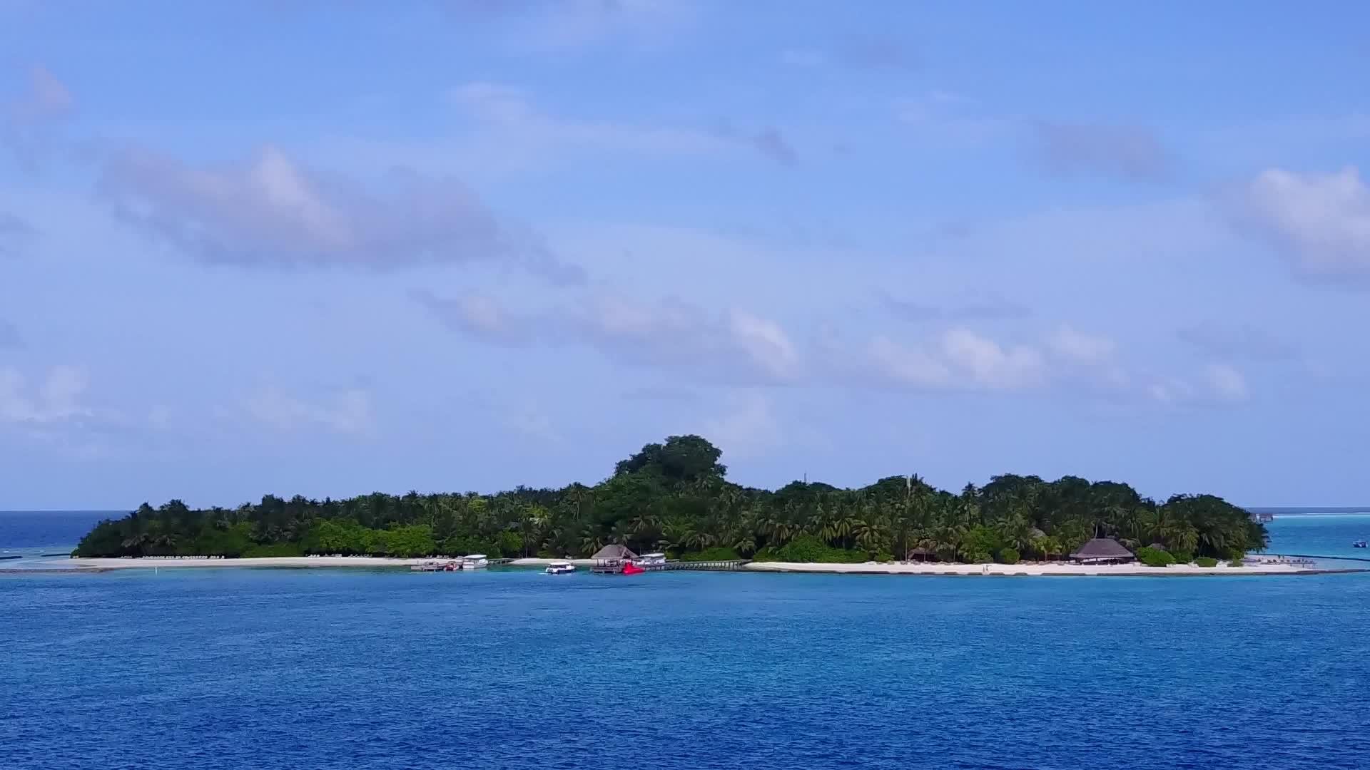 在浅环礁湖和白色海滩的背景下观察海湾海滩假日的天空视频的预览图