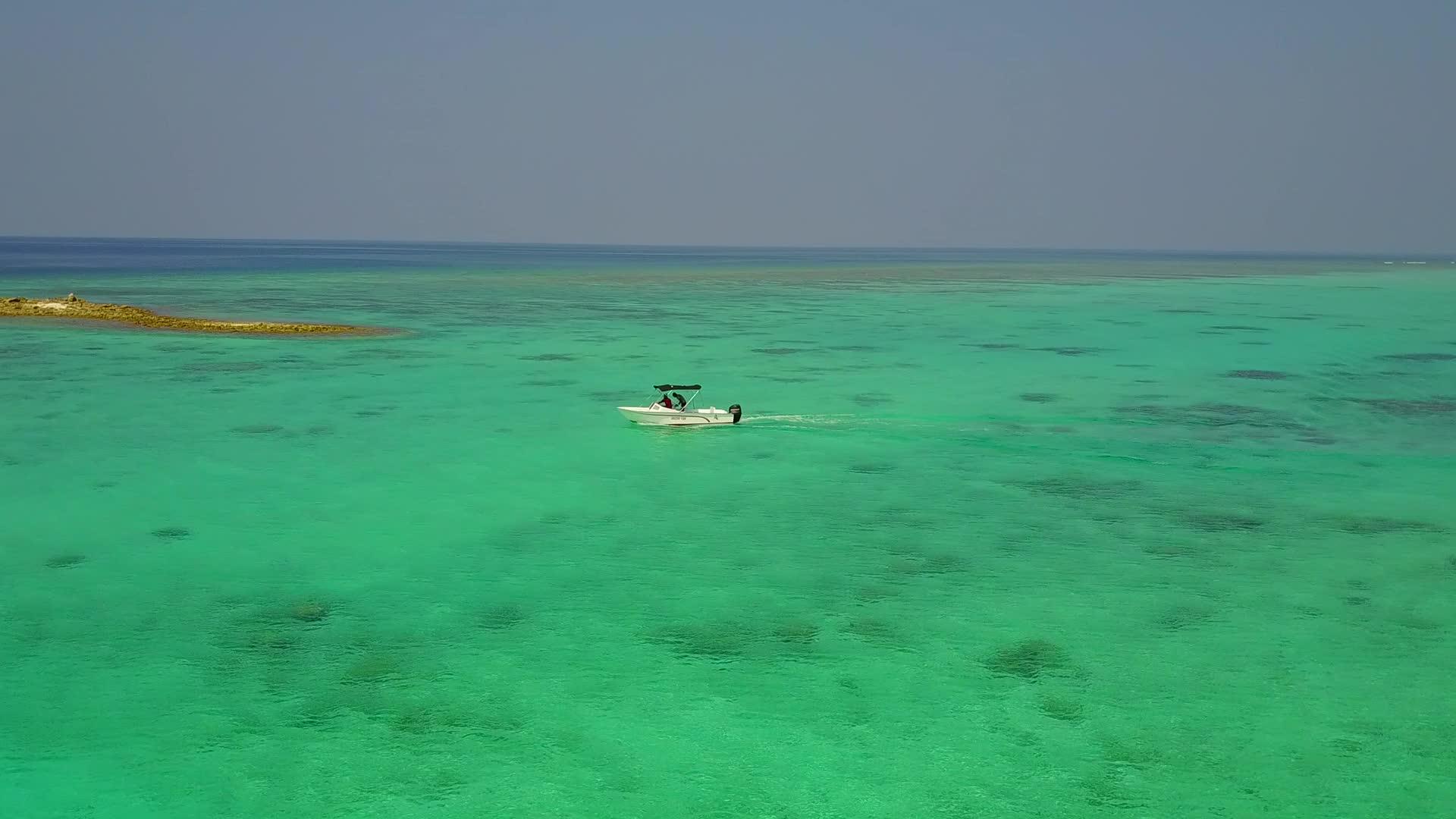 蓝色环礁湖有一个白色的沙子背景有一个外国海岸海滩间歇性的自然视频的预览图