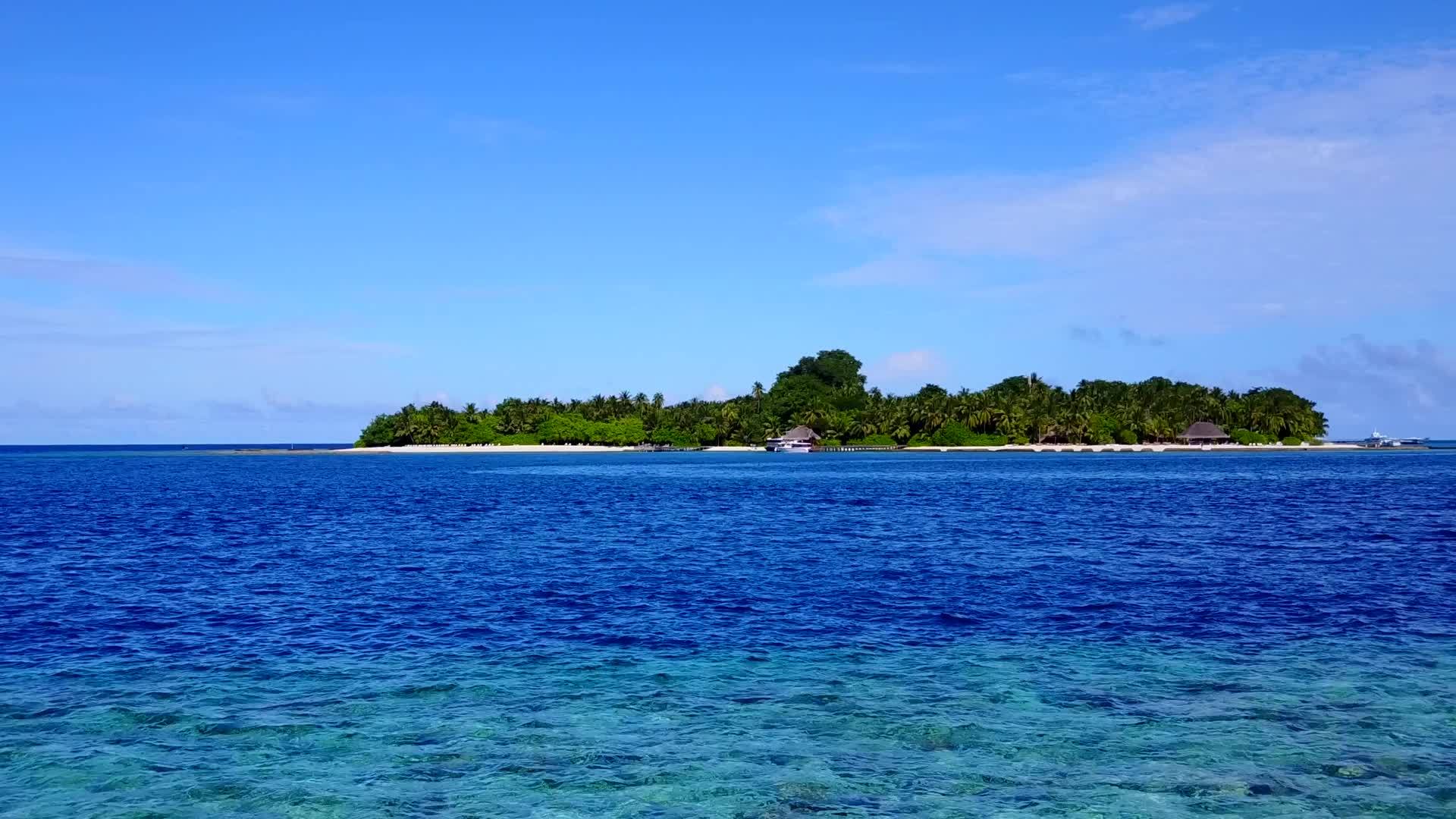 完美的蓝色海洋和白色沙尘背景的海岸海滩假日风景视频的预览图