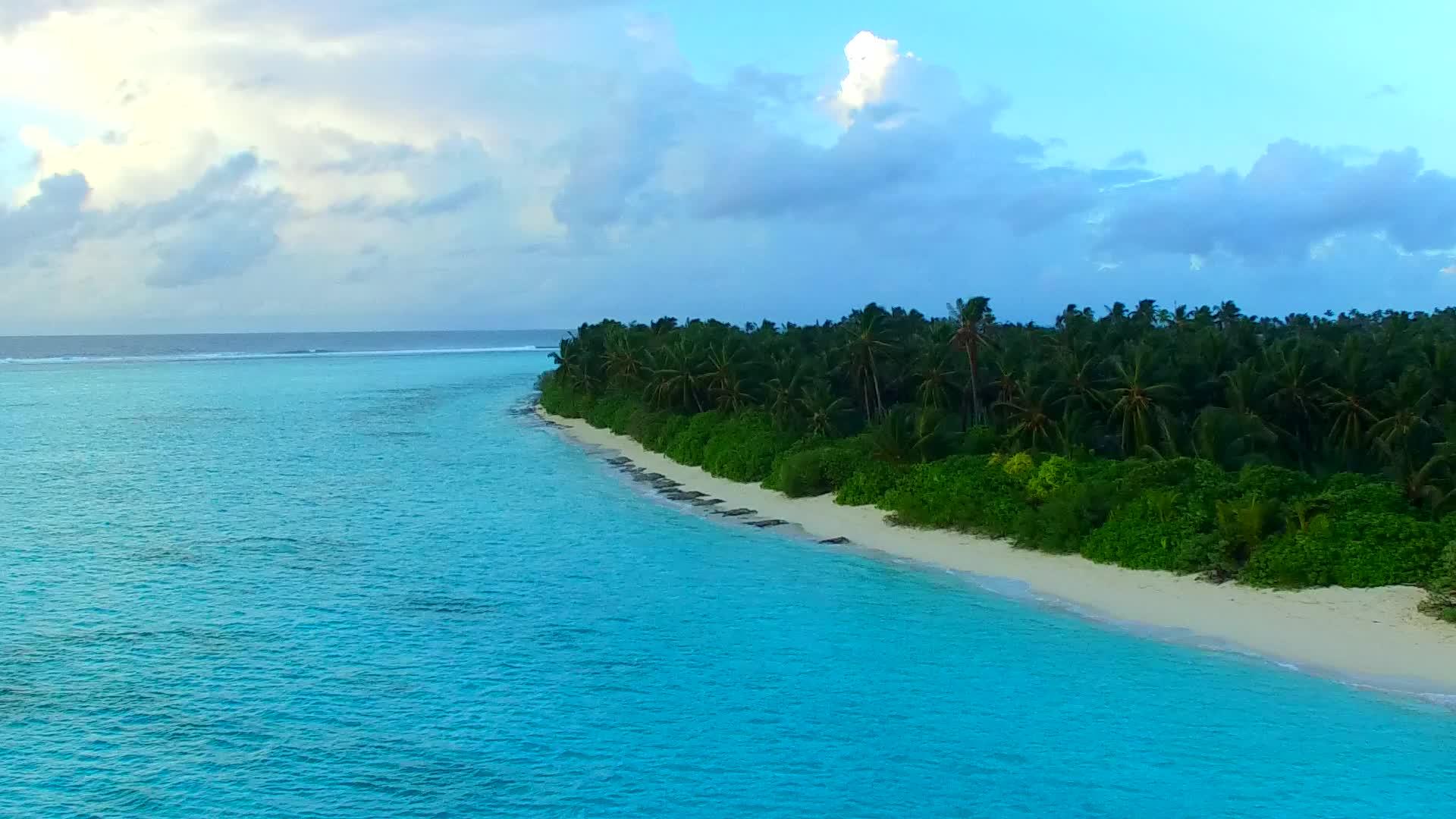 蓝色的水和白色的沙和白色沙滩的背景视频的预览图