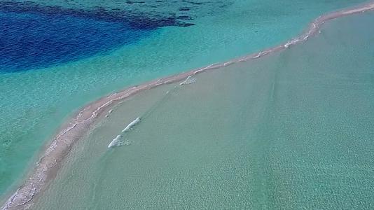 蓝绿色的海洋和清洁的沙底海滩轻松航行视频的预览图