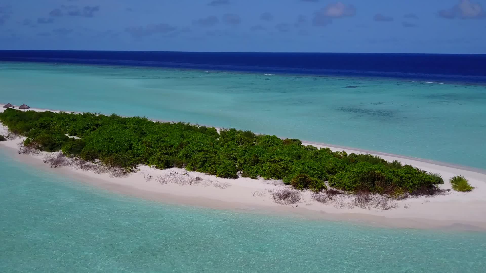 绿松石环礁湖有清洁的沙土背景在天堂岛海滩度假视频的预览图