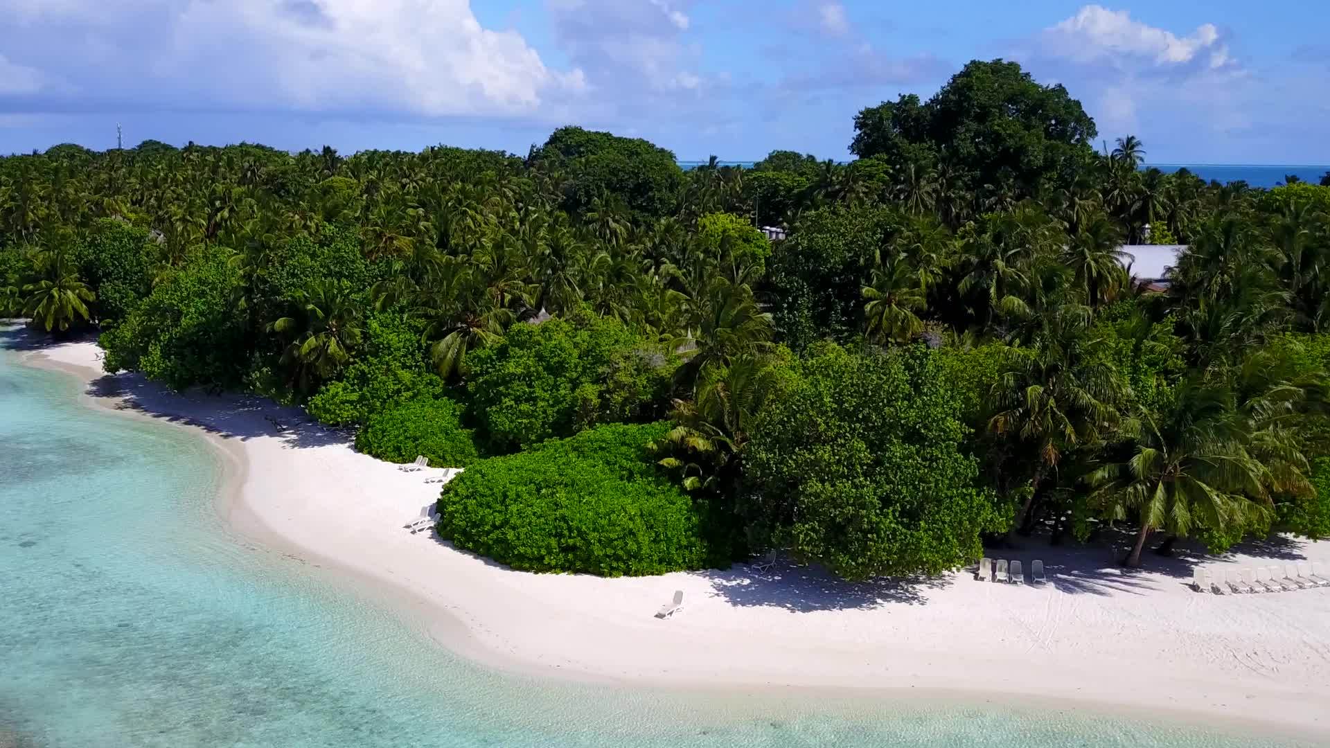 以白沙为背景的浅环礁湖在伊德河岛海滩上空中旅行视频的预览图