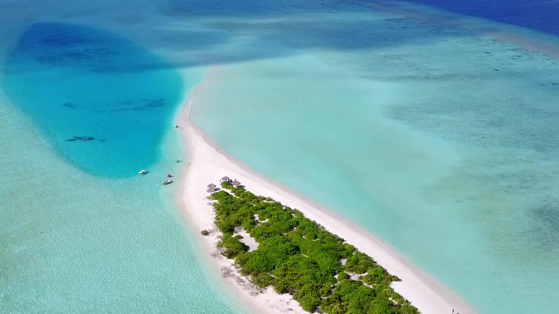 白沙背景蓝海外国度假海滩之旅视频的预览图
