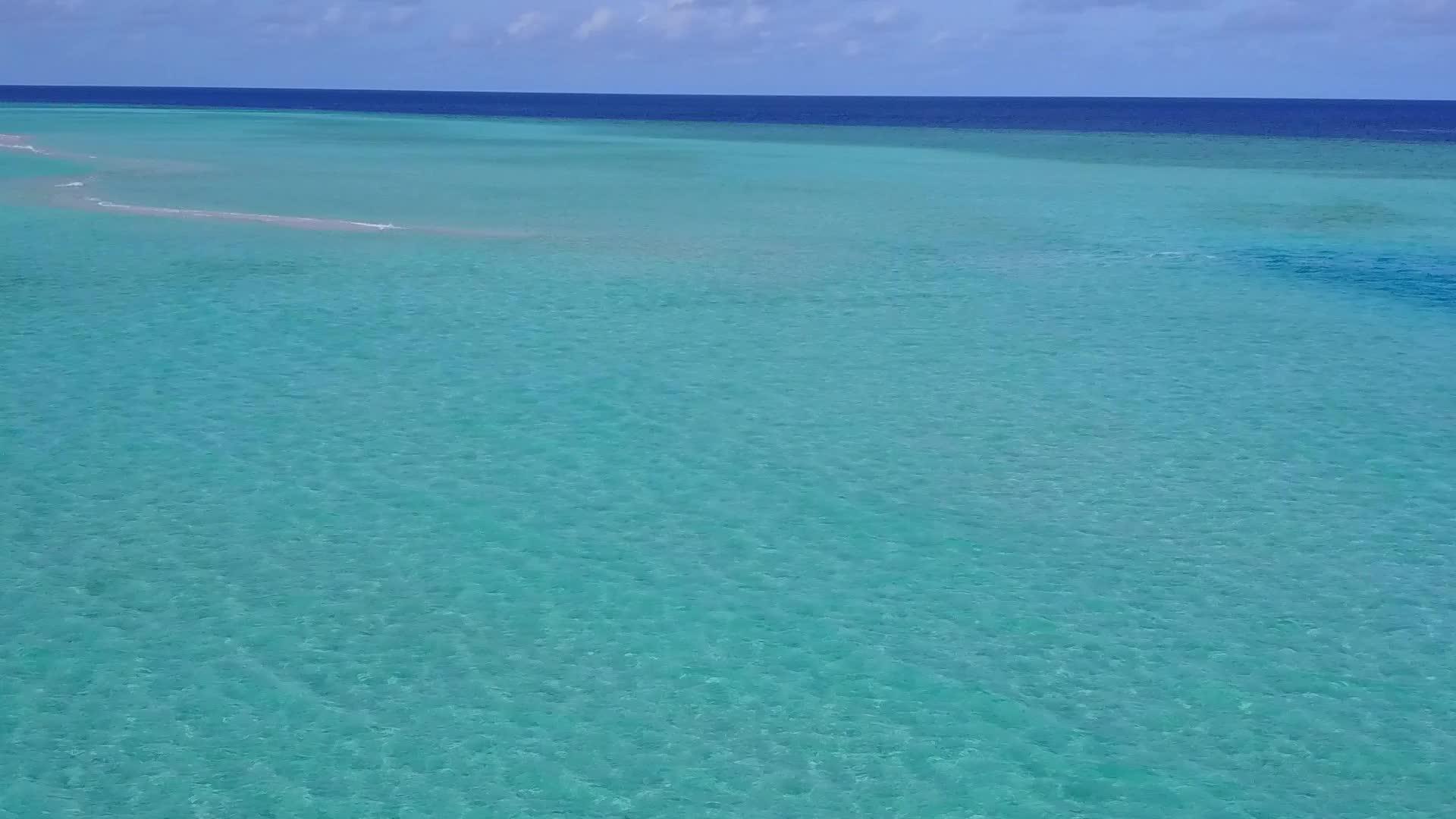 白沙底蓝环礁湖豪华海滩度假村无人驾驶飞机空中飞行视频的预览图