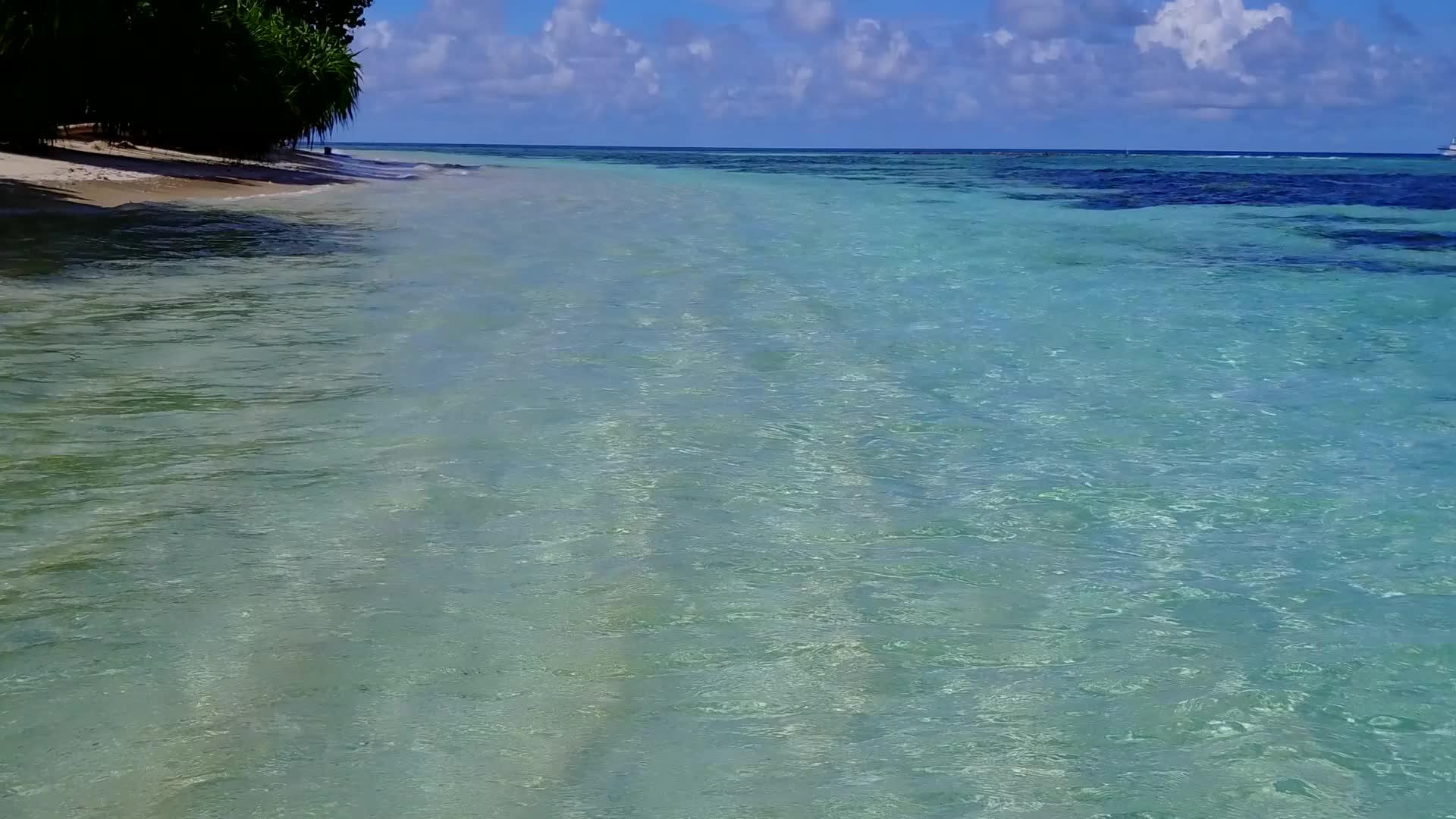 在空中观看豪华海湾海滩航行蓝海风景白沙背景视频的预览图