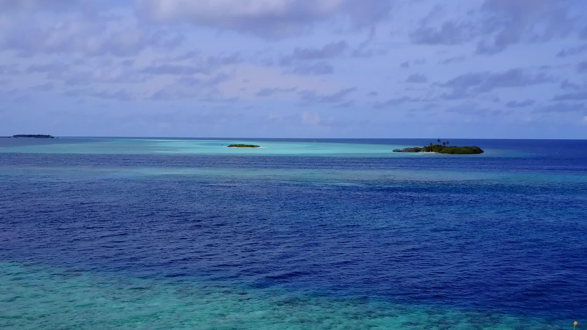 天堂海滩冒险无人机景观以绿松石海和白沙为背景视频的预览图