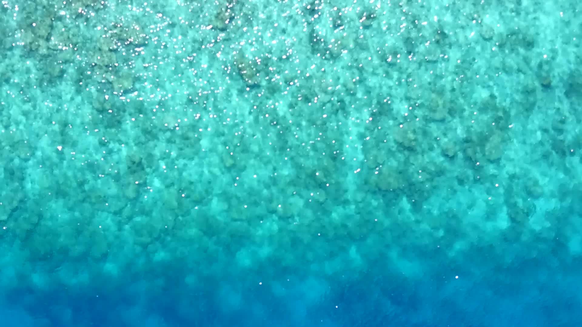 基于浅环礁湖和白色沙滩的海滩生活方式视频的预览图
