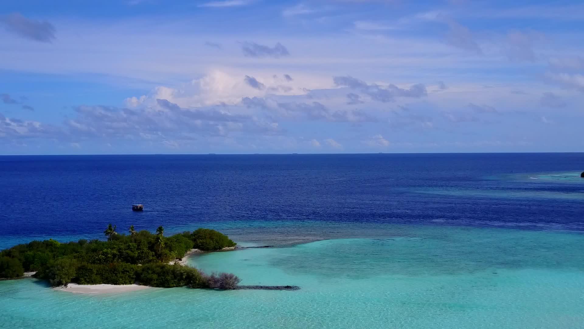 豪华海湾海滩的自然性质以水、蓝水和干净的沙地为背景视频的预览图