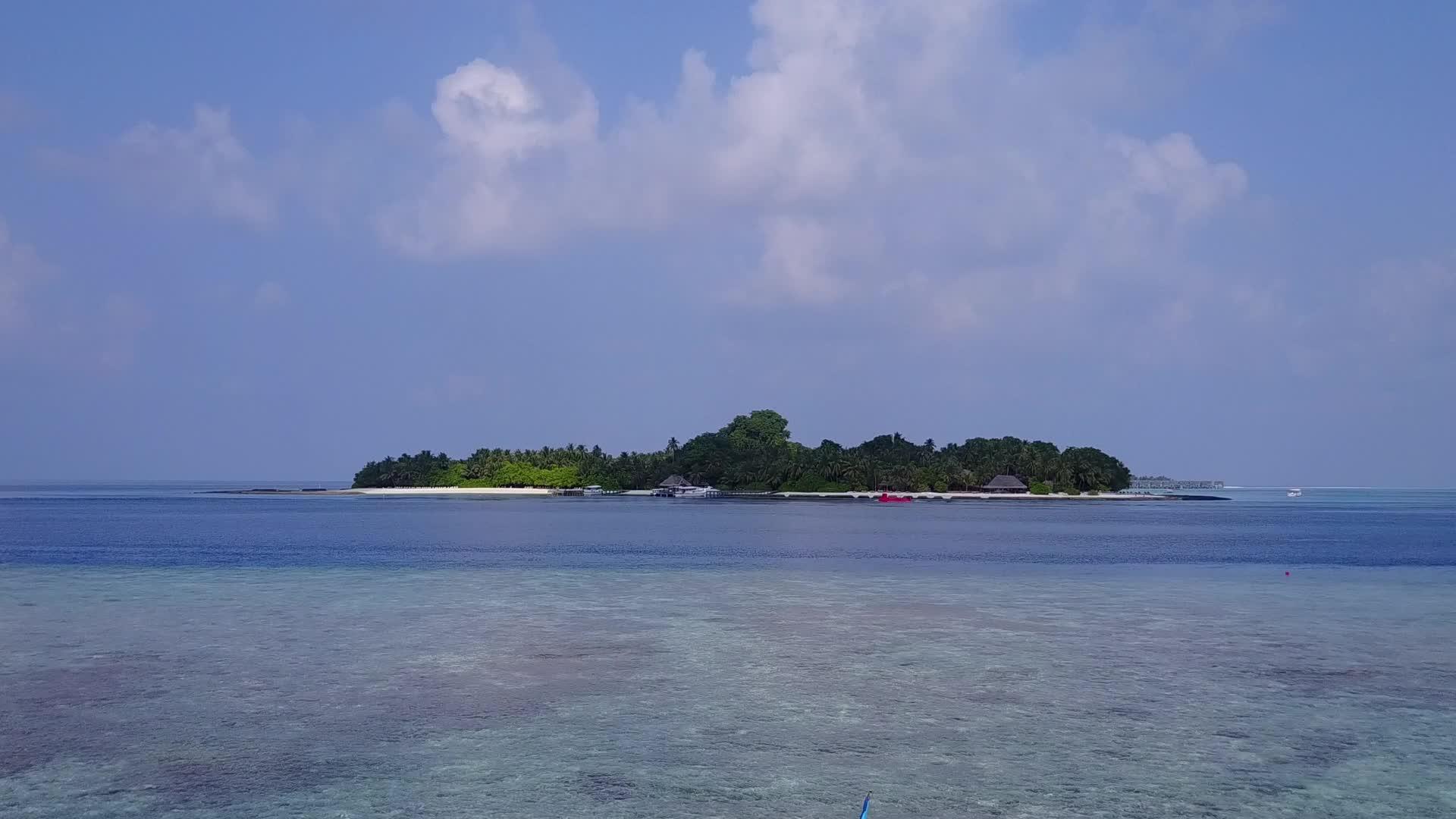 蓝色环礁湖和白色海滩背景的奇怪海滩度假海滩度假海景无人驾驶视频的预览图