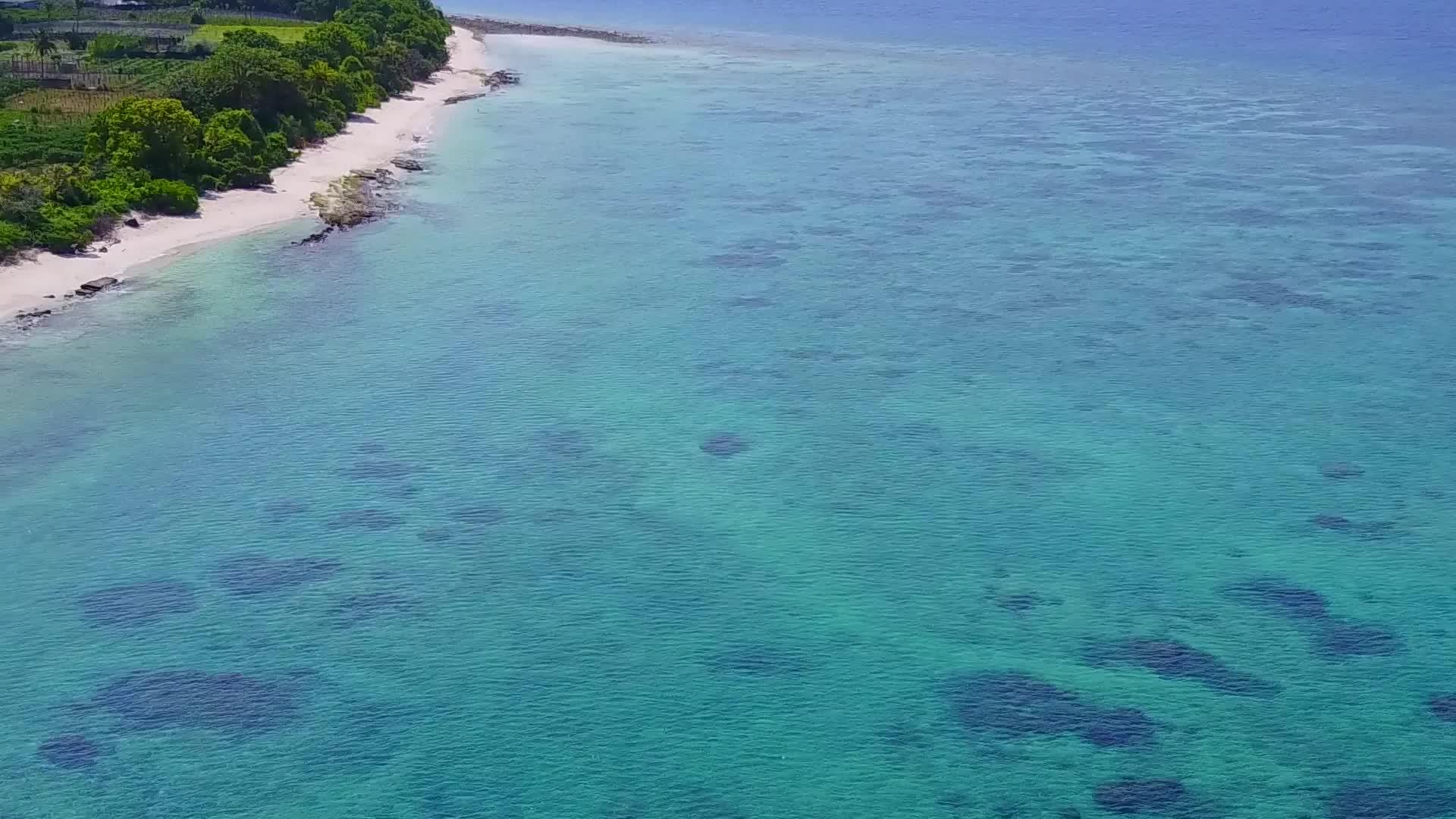 蓝色海洋和白色沙底蓝海天堂海滩旅游假日纹理在天空视频的预览图