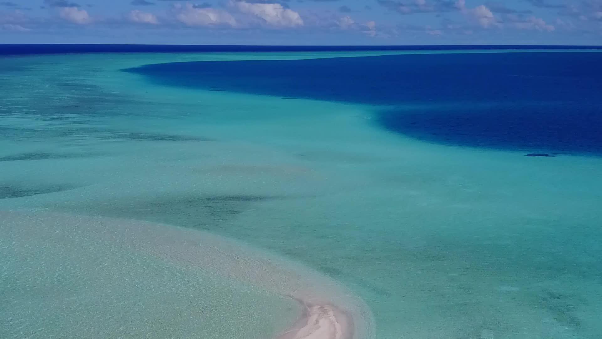 蓝色绿色海洋和白色沙底蓝色海洋天堂海滩旅游假日空中无人驾驶视频的预览图