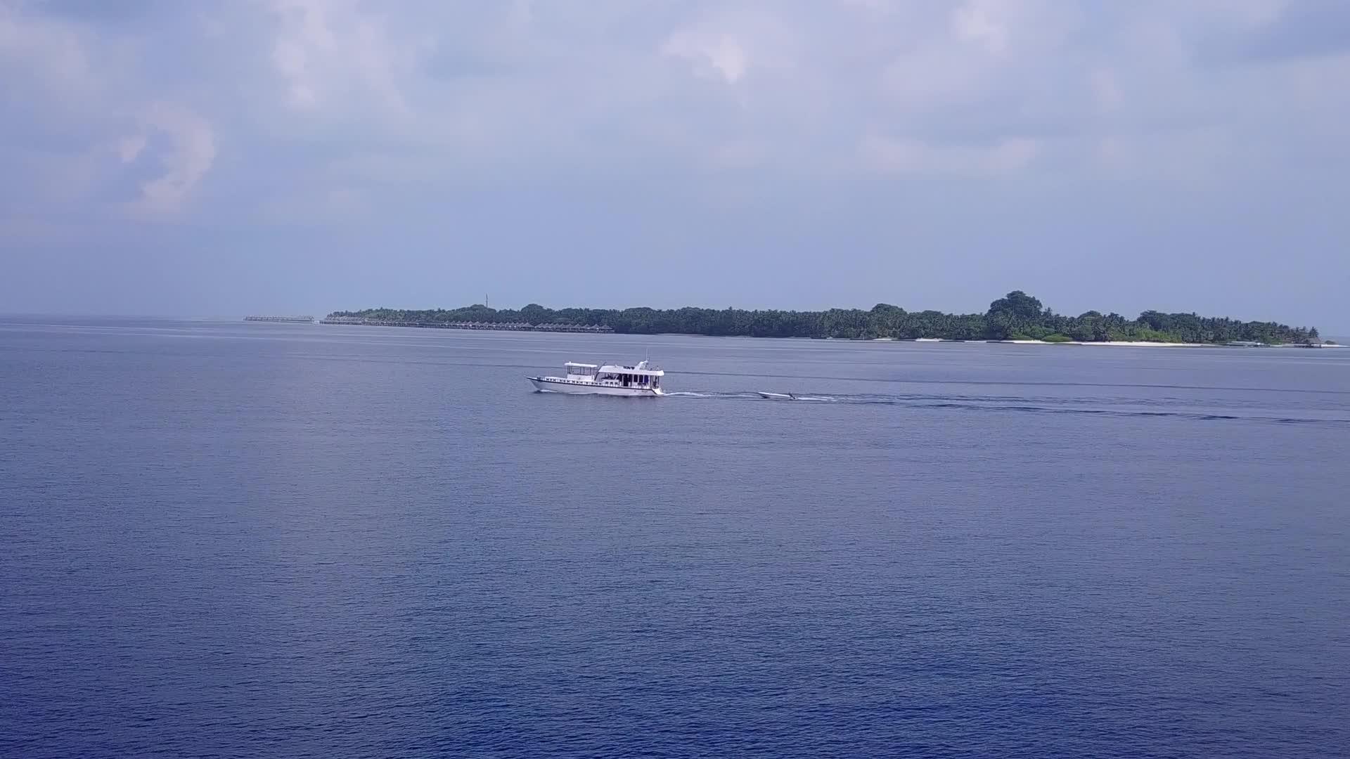蓝绿色泻湖和白色海滩背景下的田园诗般的泻湖海滩度假视频的预览图