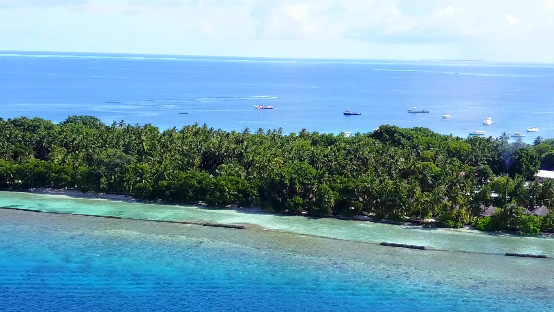 安静的岛屿海滩度假使用透明的白色沙滩背景海洋视频的预览图