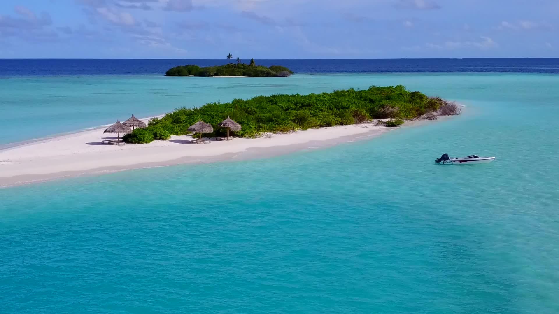 白沙背景浅水热带岛屿海滩时间无人机摘要视频的预览图