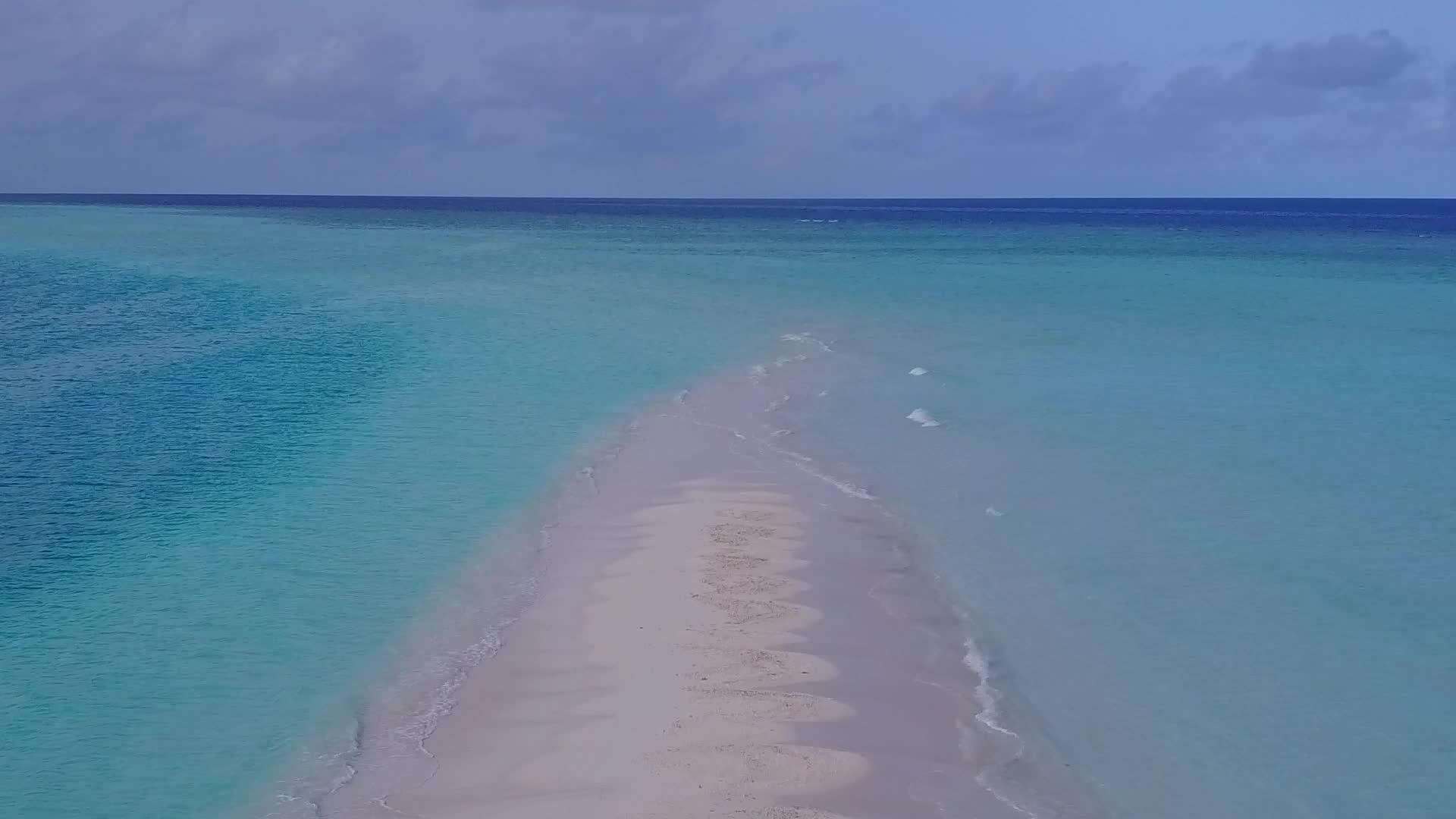 在清澈的海洋和白沙的背景下放松空中无人机在海滩上休息视频的预览图