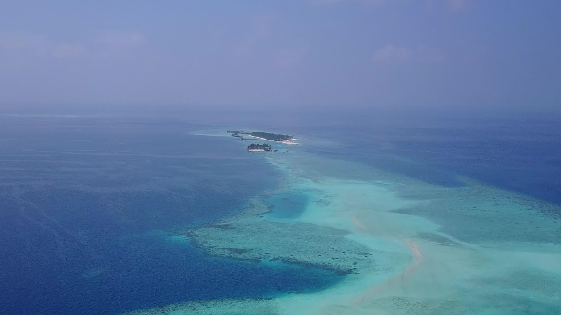 透明泻湖和白沙背景下的海上旅游海滩旅游无人机空中摘要视频的预览图