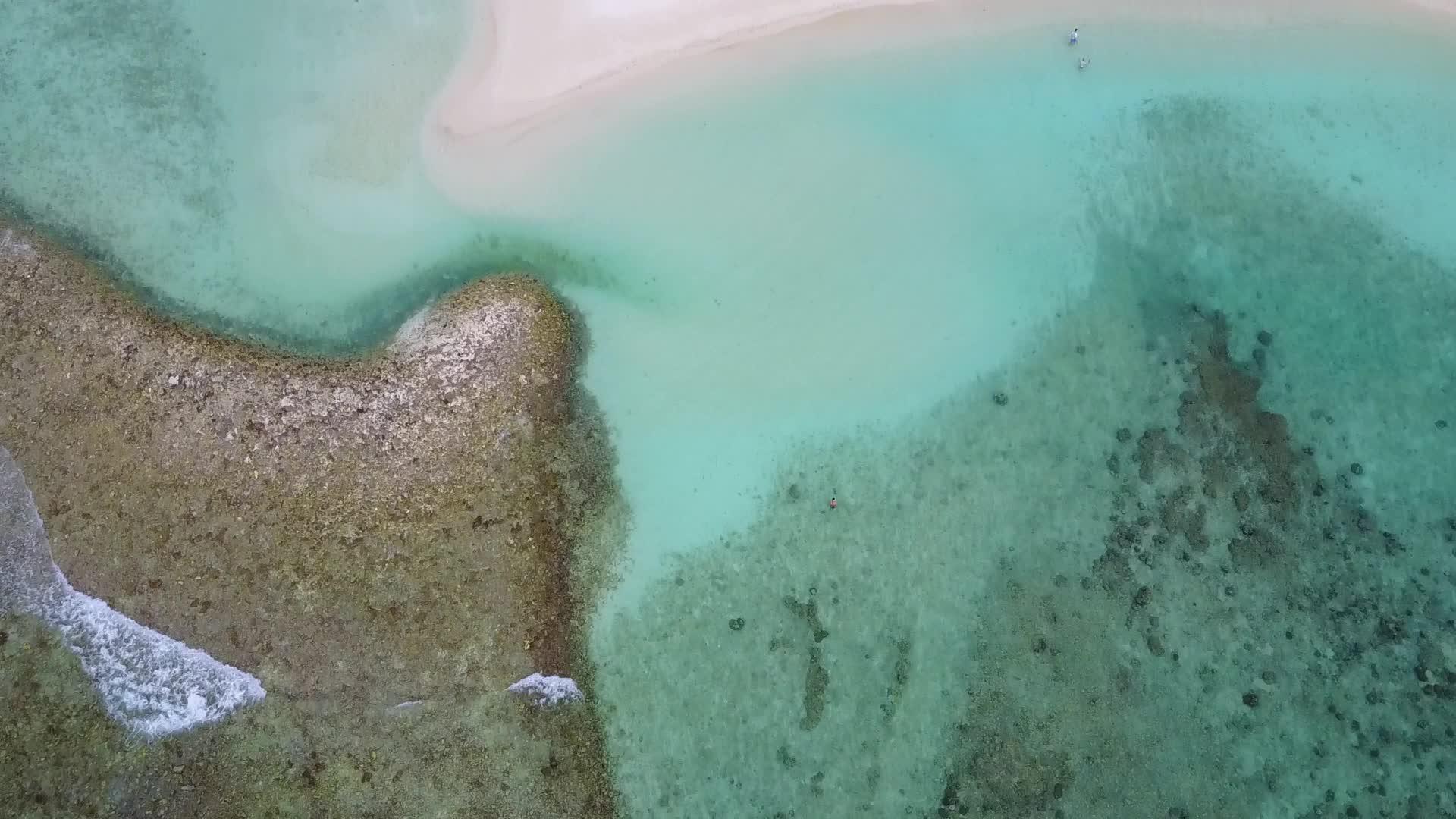 以透明水和清洁沙土为背景的透明水用于热带海滩观光视频的预览图
