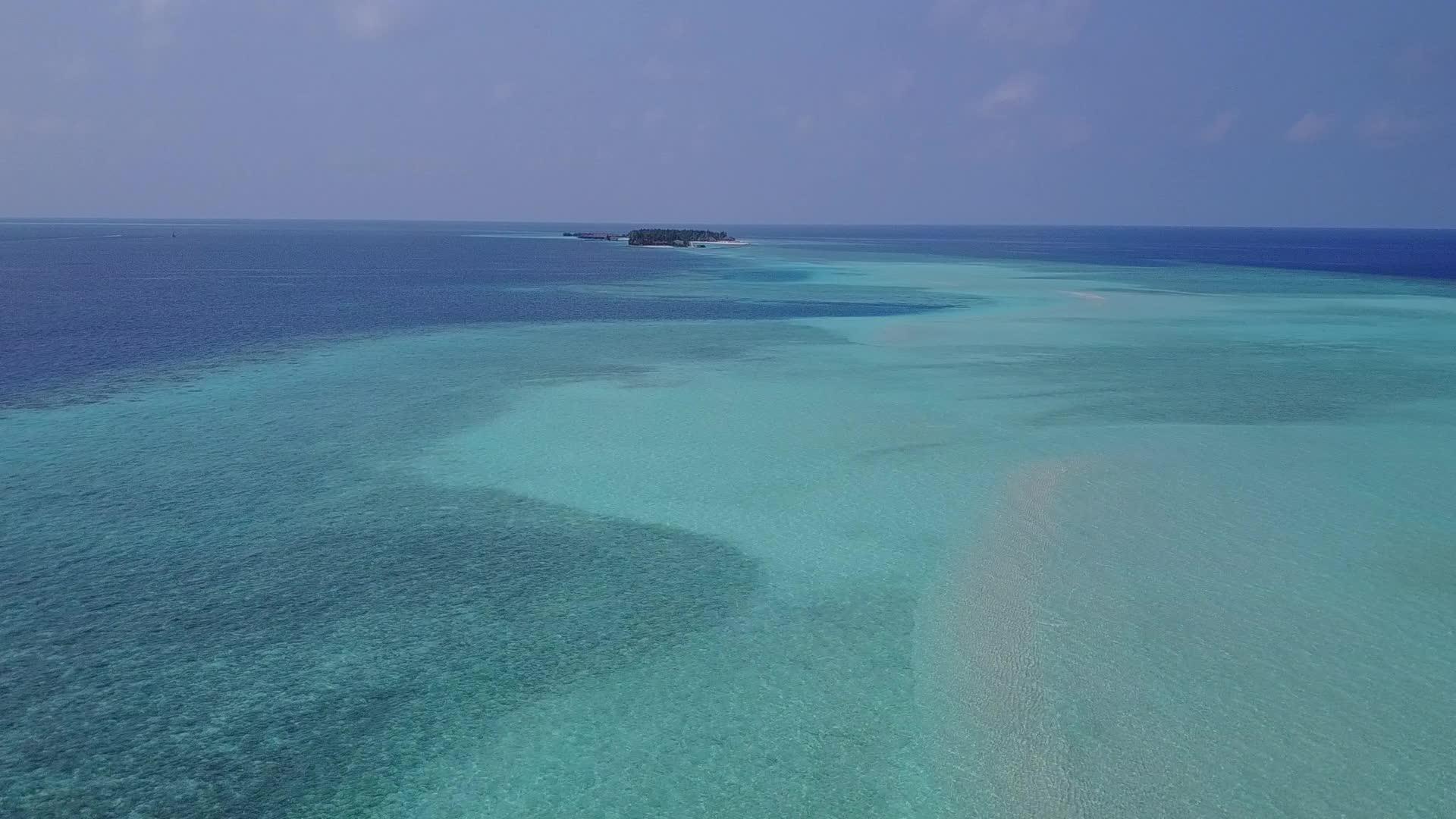 海洋通过透明的白色海滩背景对外国度假胜地野生海滩视频的预览图