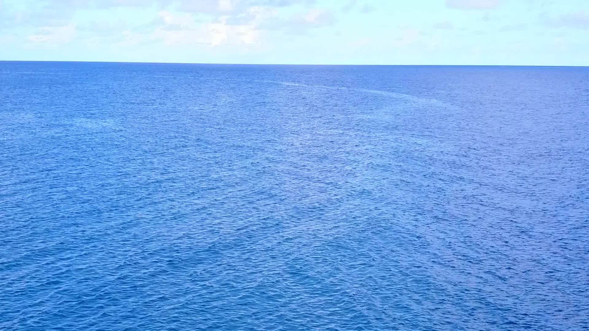 豪华海岸海滩旅行空中无人驾驶飞机性质的蓝海视频的预览图