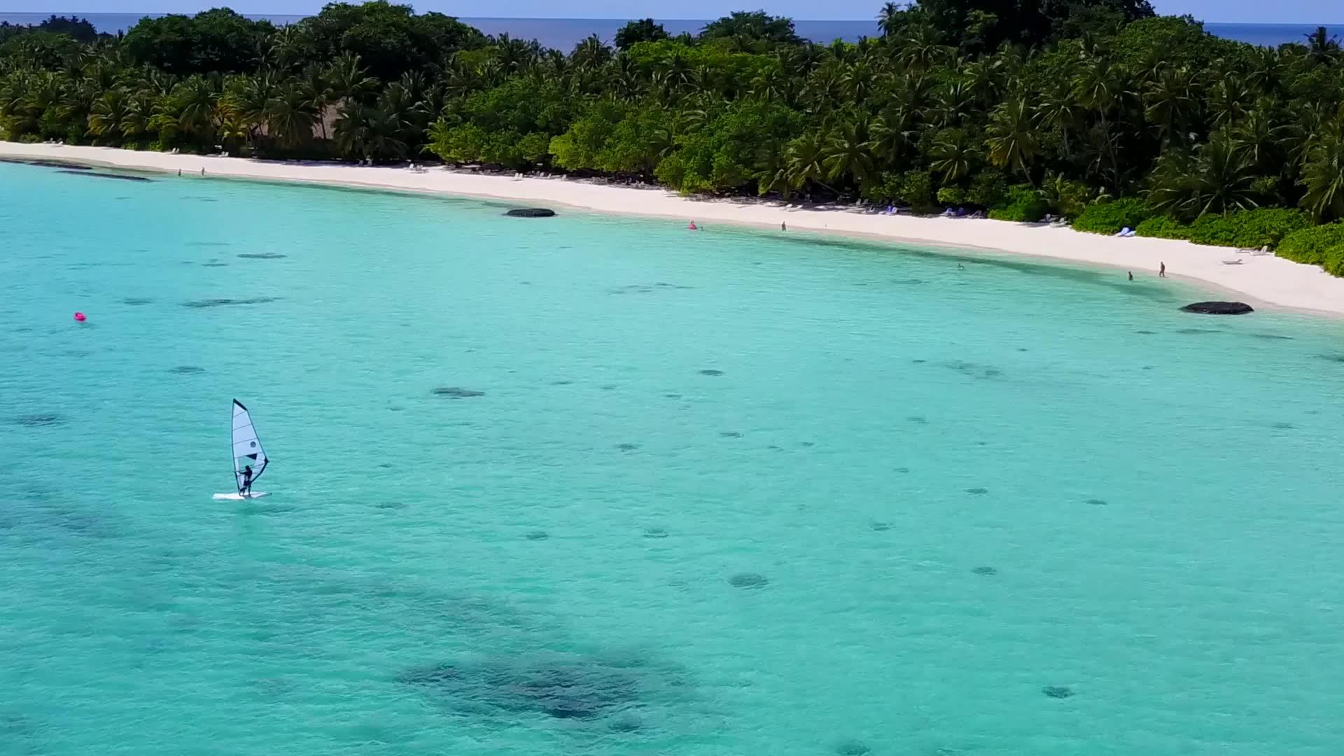 在蓝色海洋和明亮的沙滩背景下安静的度假海滩度假空中无人机旅行视频的预览图