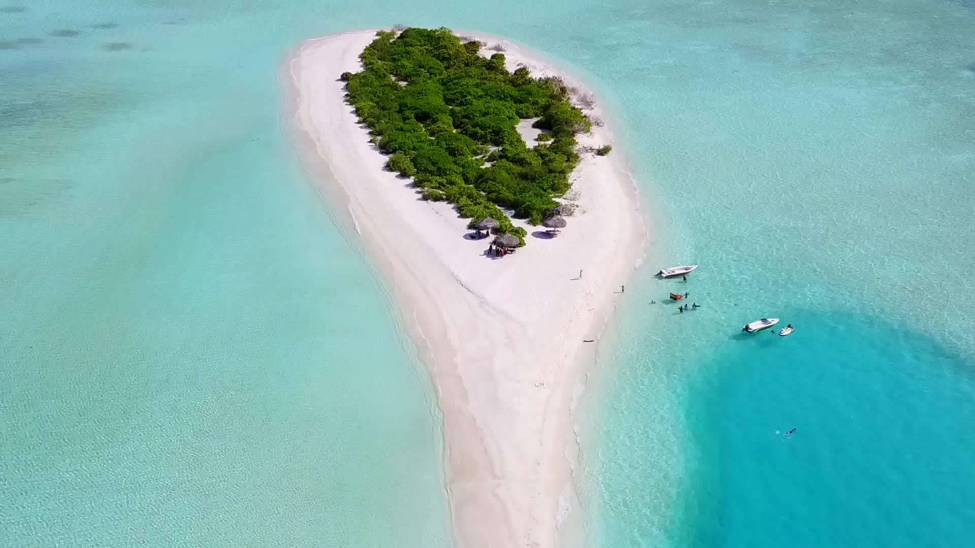 蓝绿海和白色沙底蓝色背景的海滩旅游节被风景所阻挡视频的预览图
