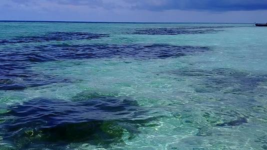 蓝色海洋和白色海滩背景下的完美度假海滩度假胜地视频的预览图