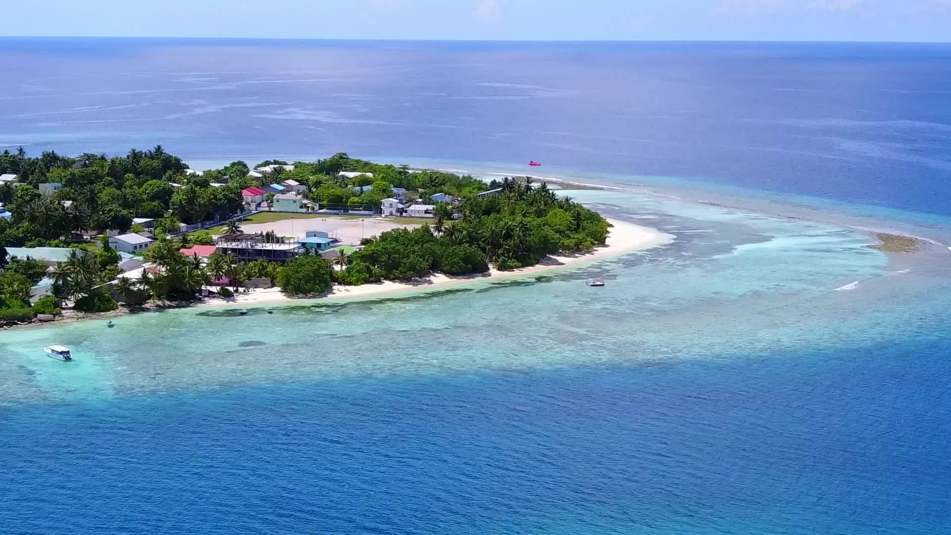白沙背景蓝绿色海洋美丽岛屿海滩之旅视频的预览图