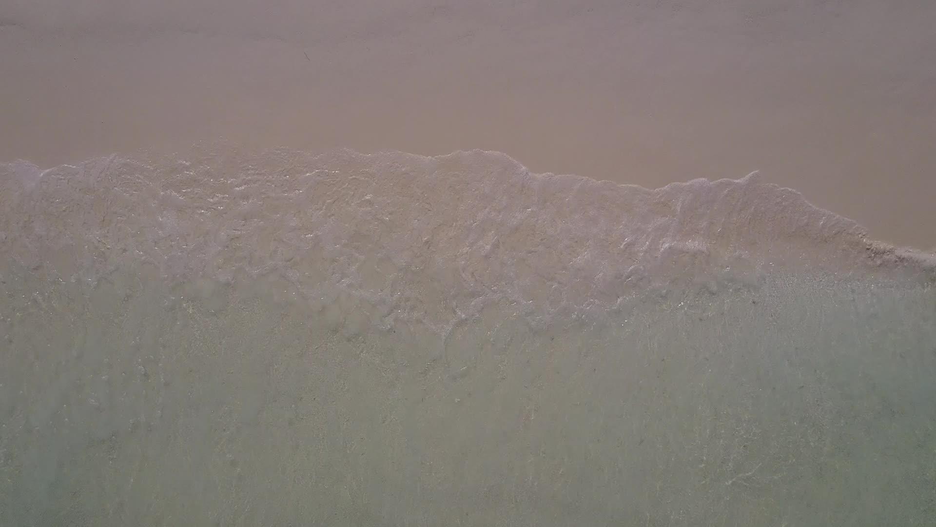 白沙背景蓝海田园诗般的旅游海滩度假无人机质视频的预览图
