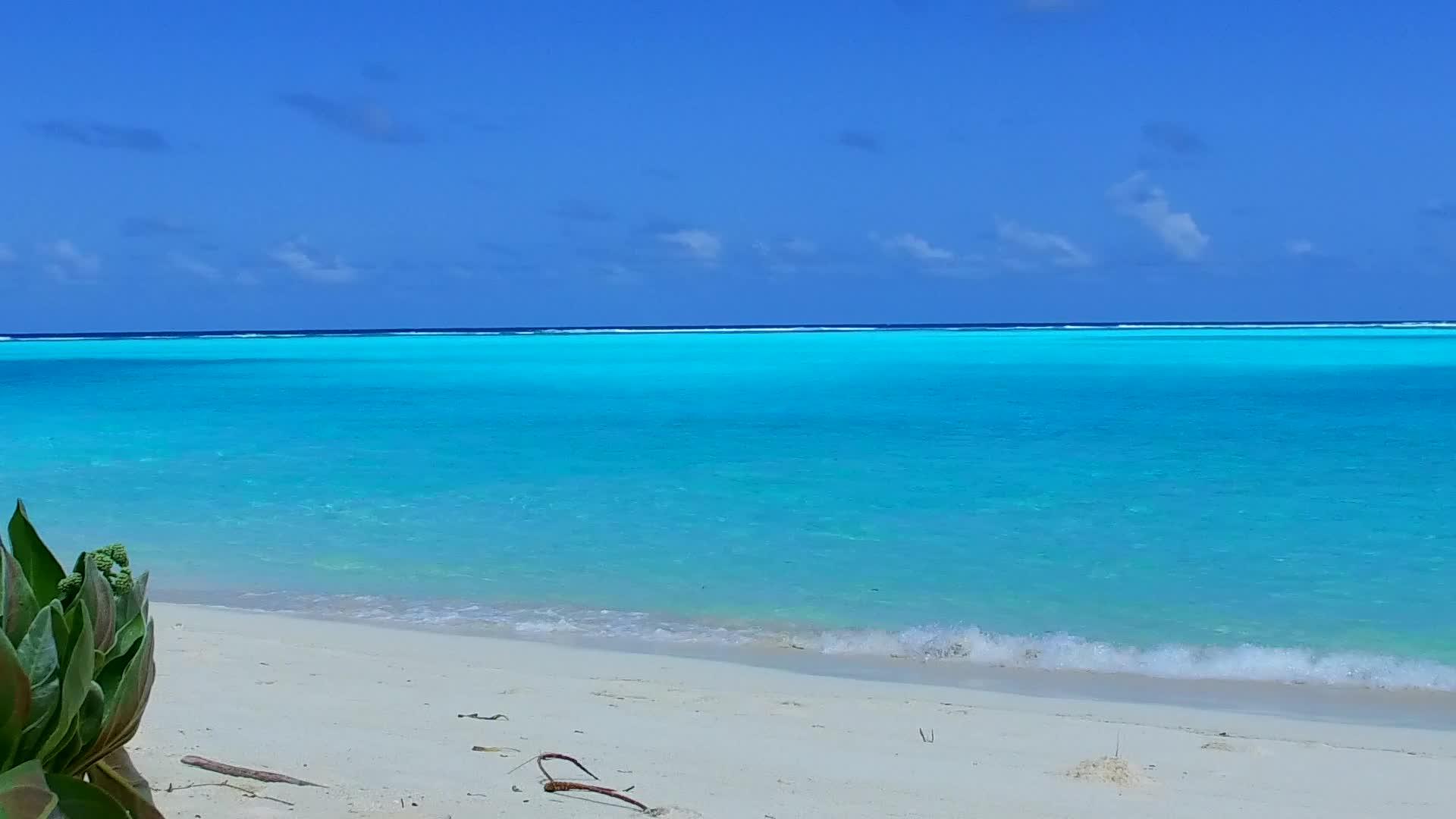 白沙背景蓝绿色海洋田园诗海滩度假空中摘要视频的预览图
