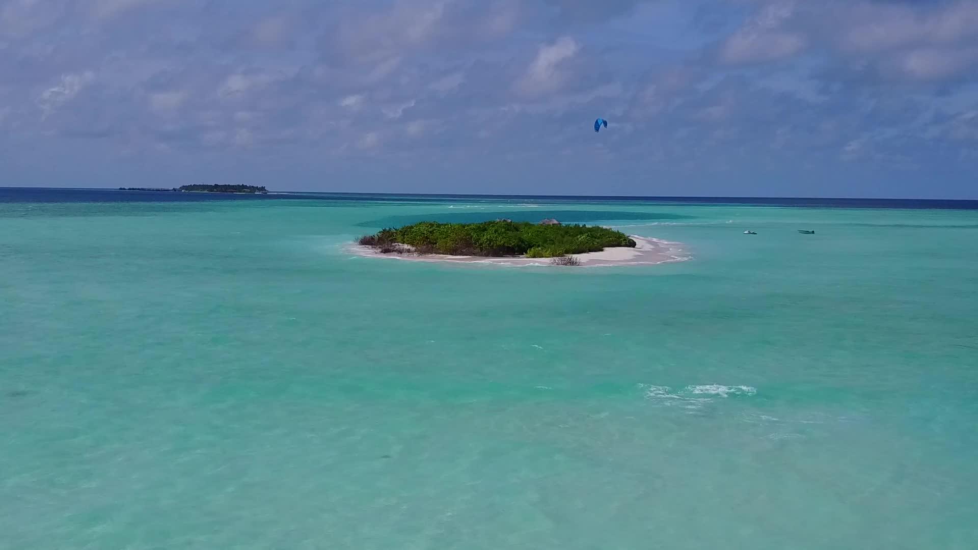 白沙背景蓝海豪华旅游海滩冒险风景无人驾驶飞机视频的预览图