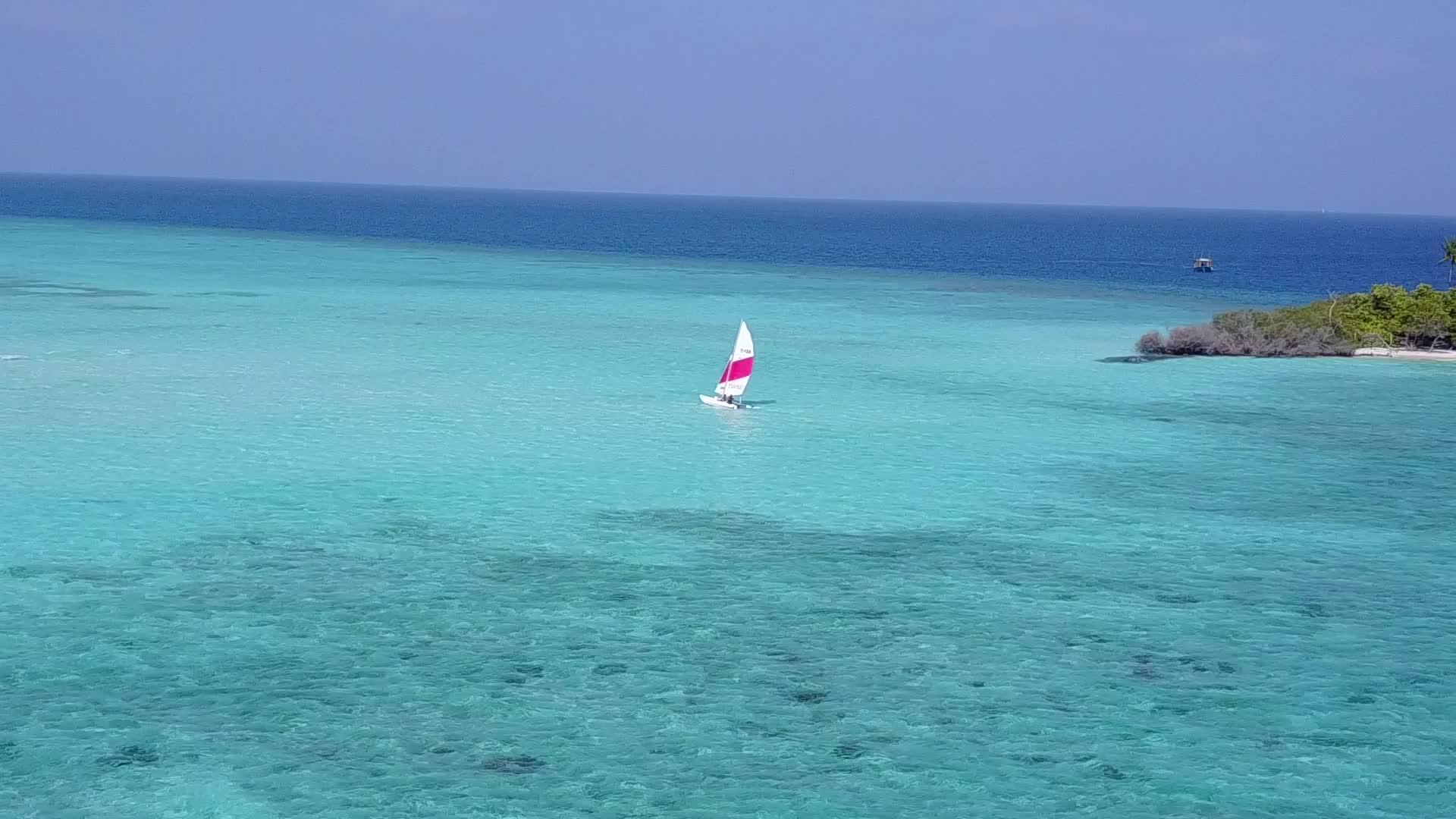 完美的海滩生活方式由绿色环礁和白色沙滩背景组成视频的预览图
