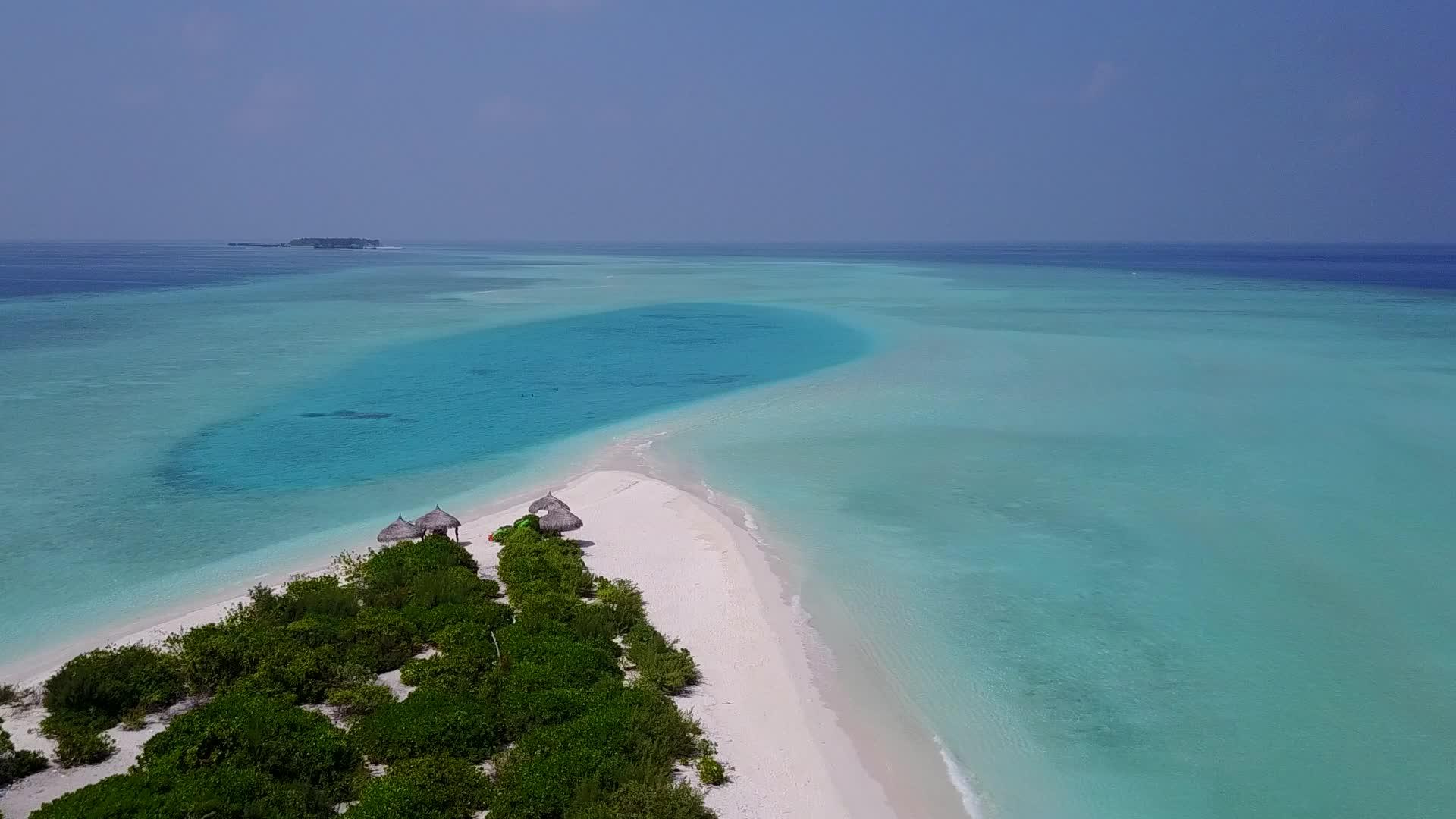 在透明的海面上漂白沙子背景是白色的沙滩在空中冒险视频的预览图