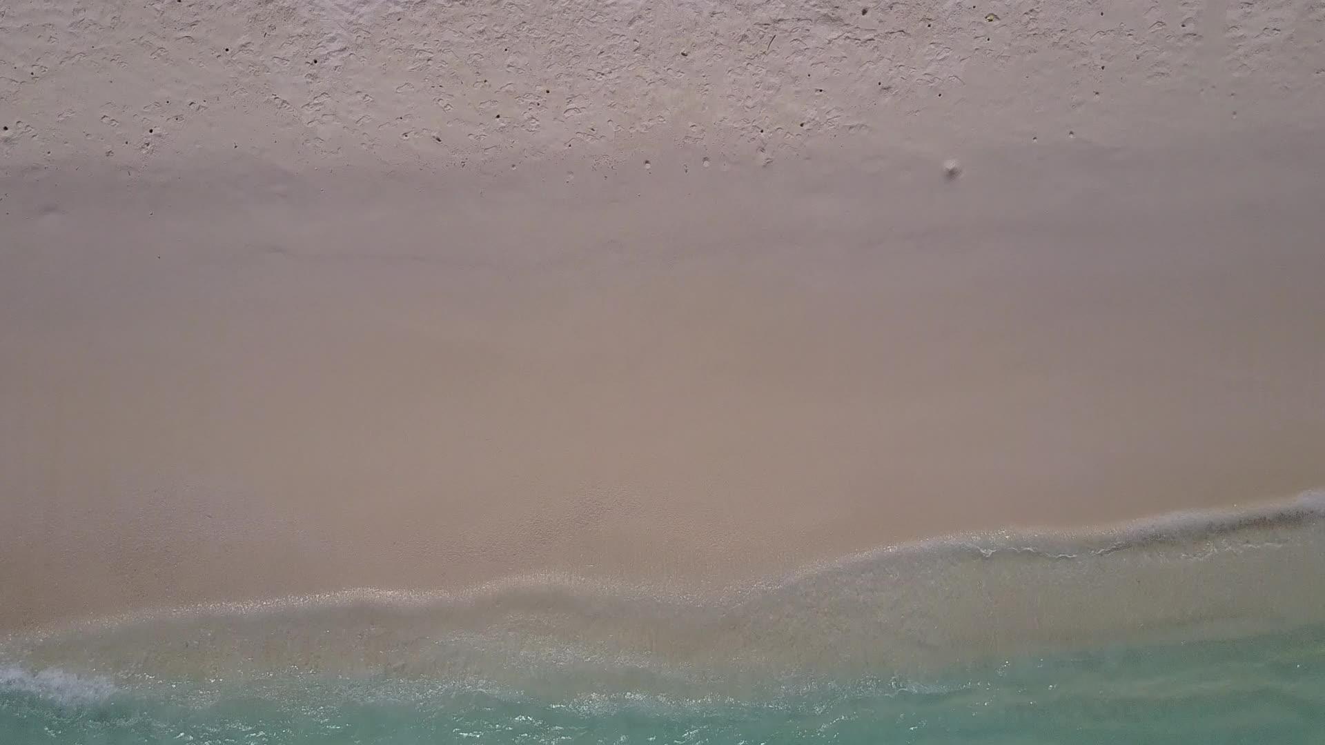 以蓝绿水和白沙为背景浏览异国湾海滩海滩时间的风景视频的预览图
