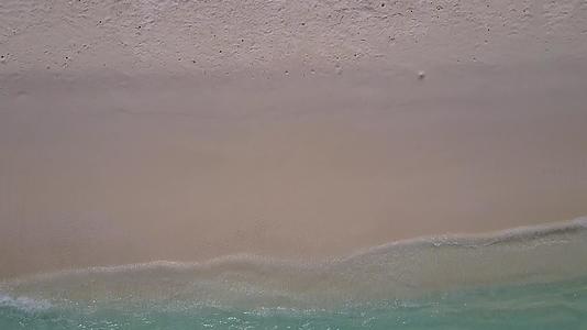 以蓝绿水和白沙为背景浏览异国湾海滩海滩时间的风景视频的预览图
