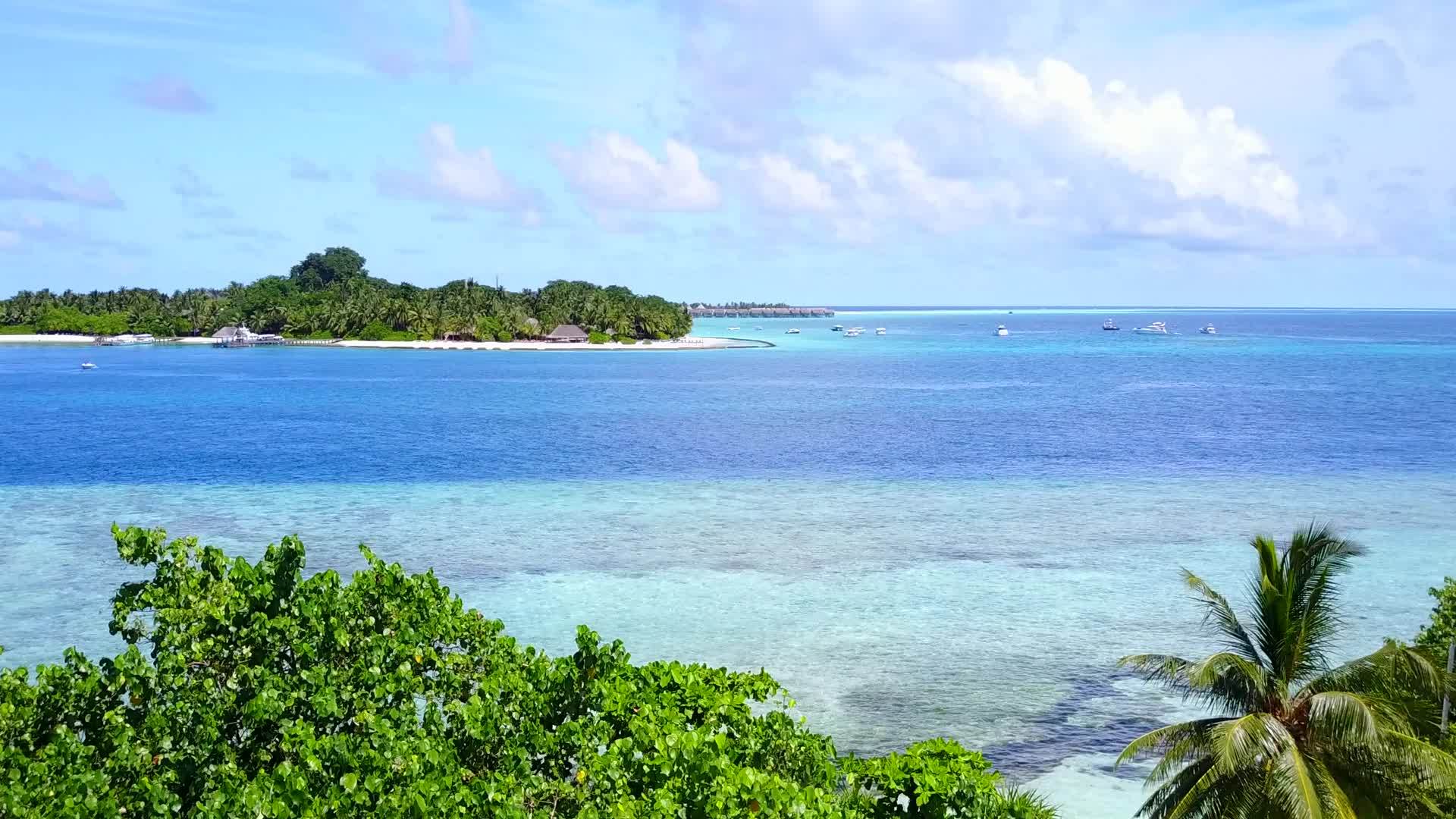 在清澈的海洋和白沙的背景下无人机在美丽的岛屿海滩上航行视频的预览图
