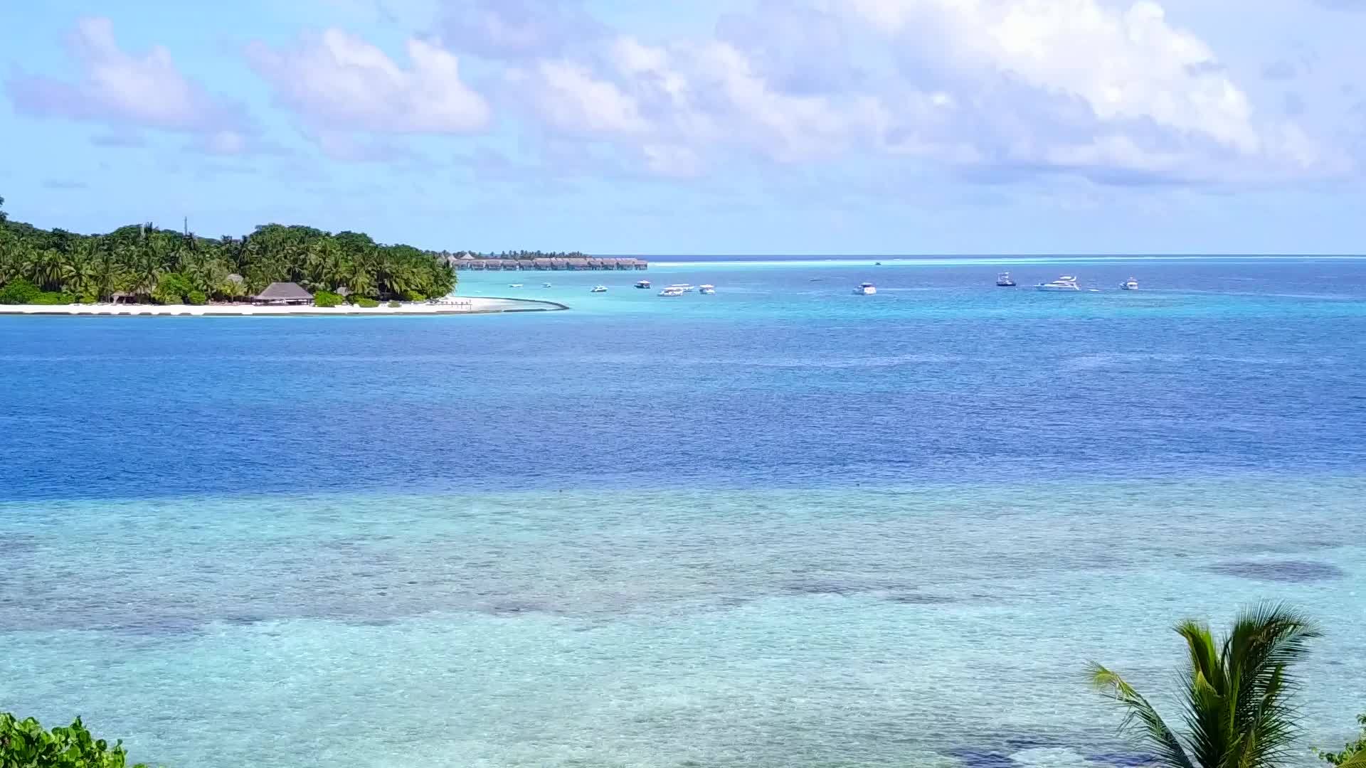 以蓝水和白沙为背景观赏热带海滩破碎的热带海滩景观视频的预览图