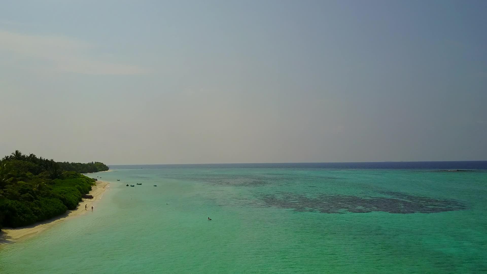 海岸海滩冒险旅行以浅海和白沙为背景无人驾驶飞机视频的预览图