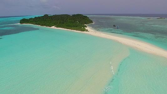 以蓝环礁湖以白色沙土为背景是一个美丽的度假胜地视频的预览图
